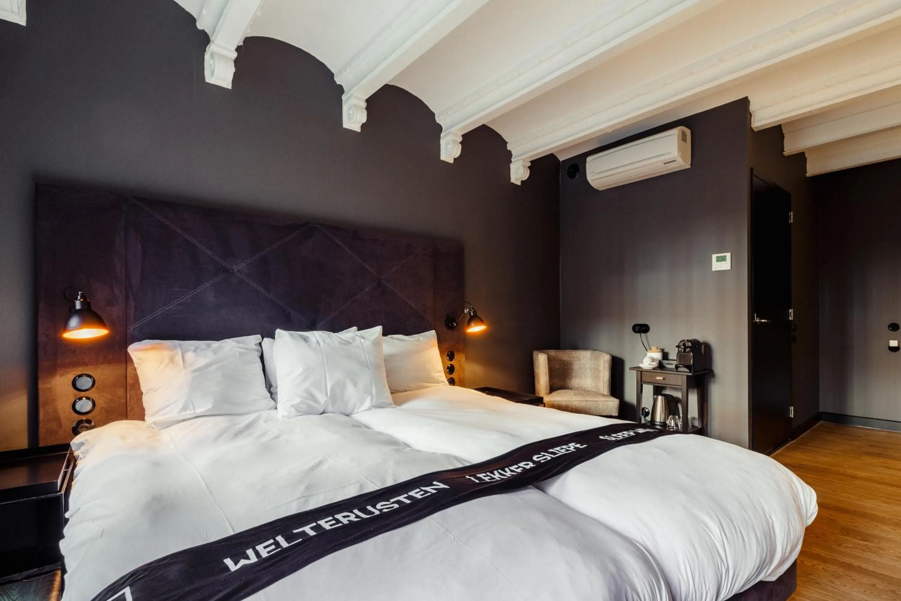 Photo of the whole room, Bed in Post-Plaza Hotel & Grand Café