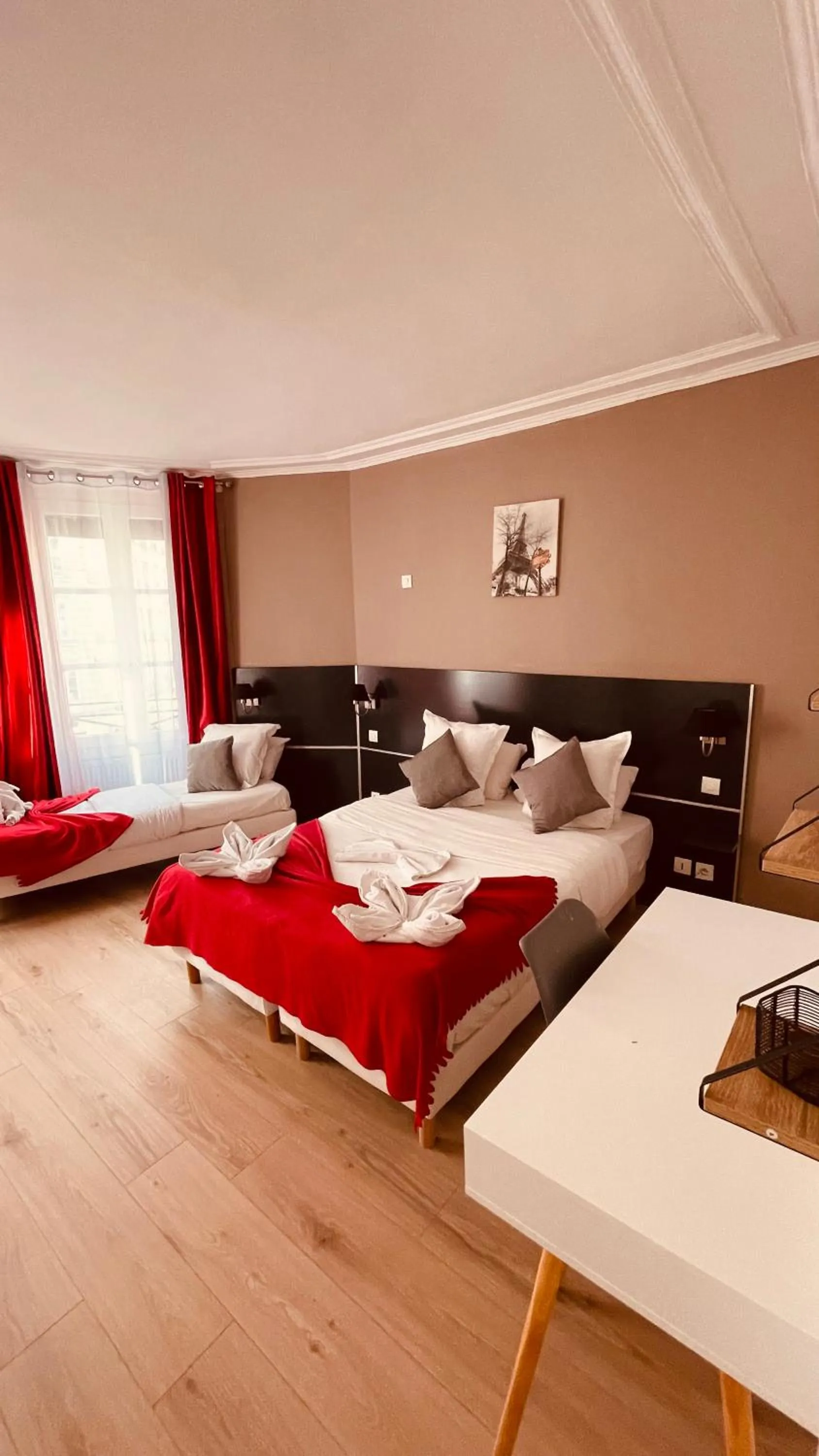 Photo of the whole room in Jeff Hotel