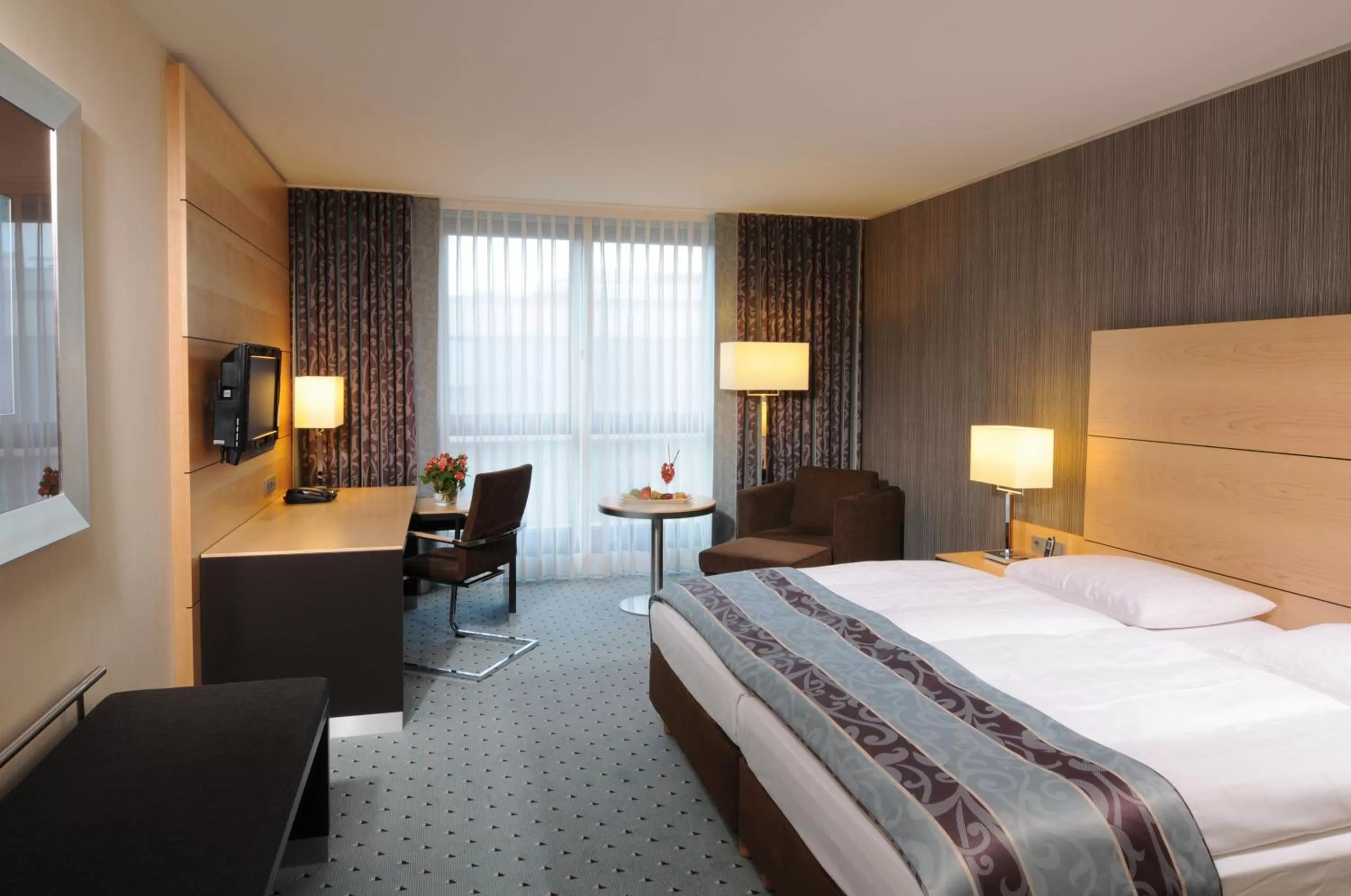 Photo of the whole room, Bed in Maritim Hotel Düsseldorf