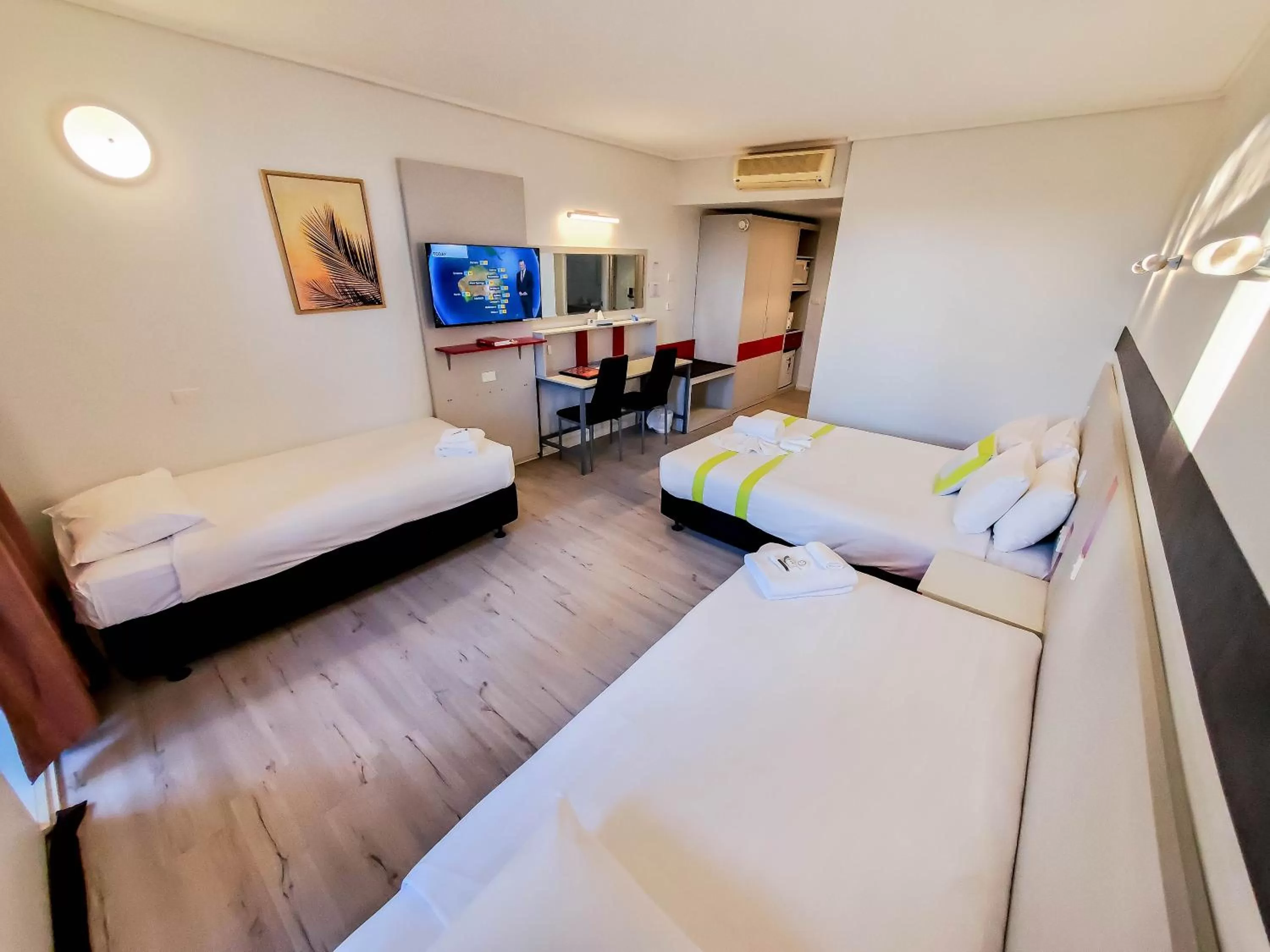 Photo of the whole room, Bed in Sandors Motor Inn