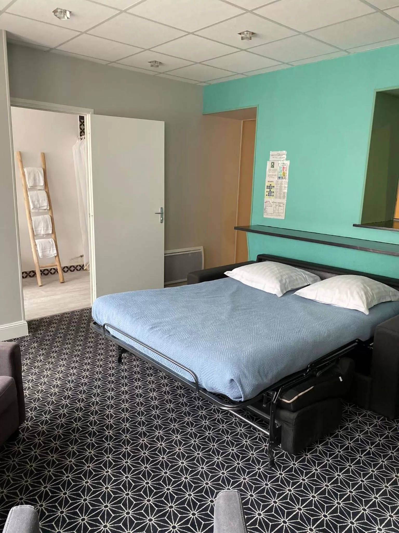 Bedroom, Bed in The Originals Boutique, Hôtel La Colonne de Bronze, Saint-Valéry-sur-Somme