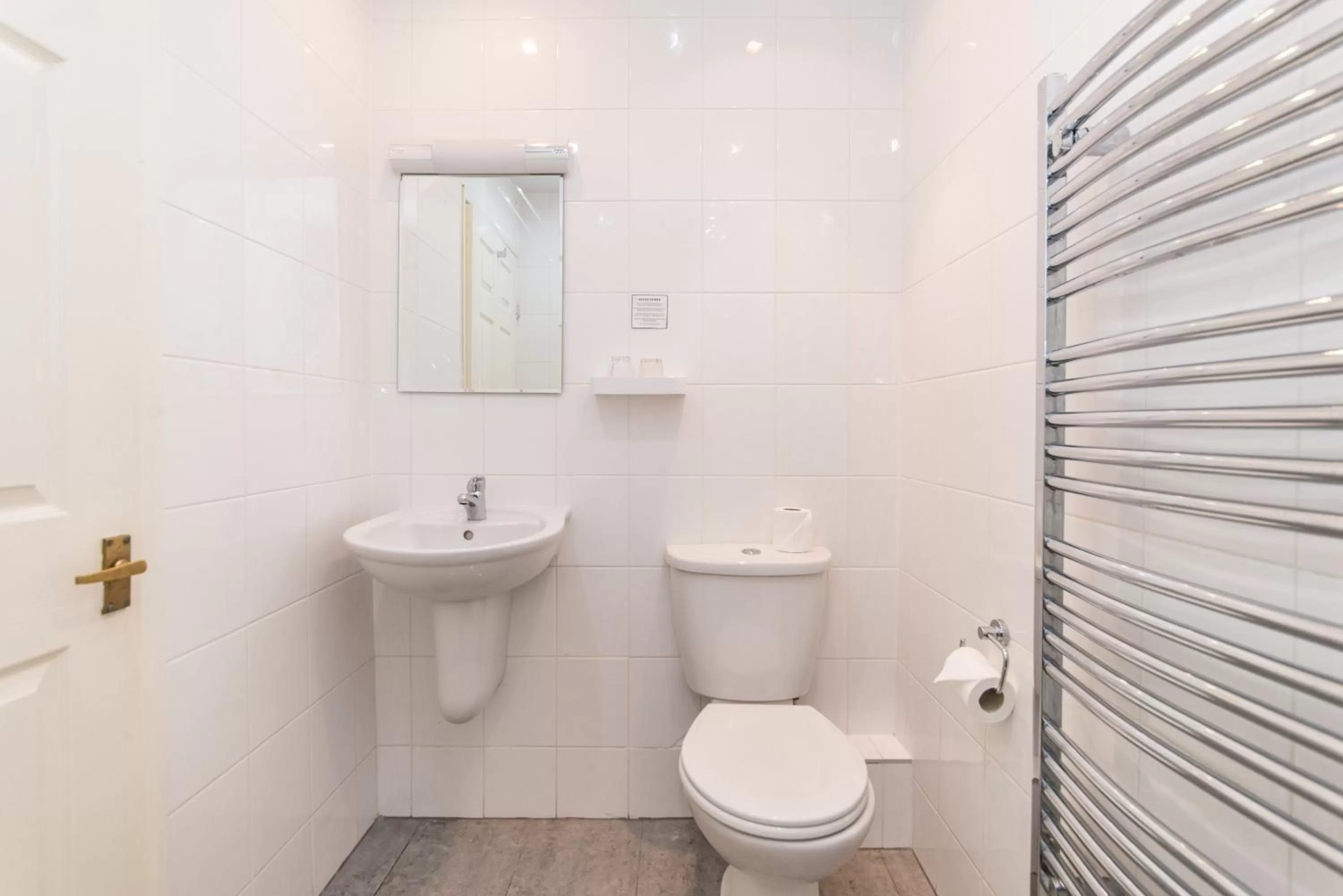 Toilet in Osborne Hotel