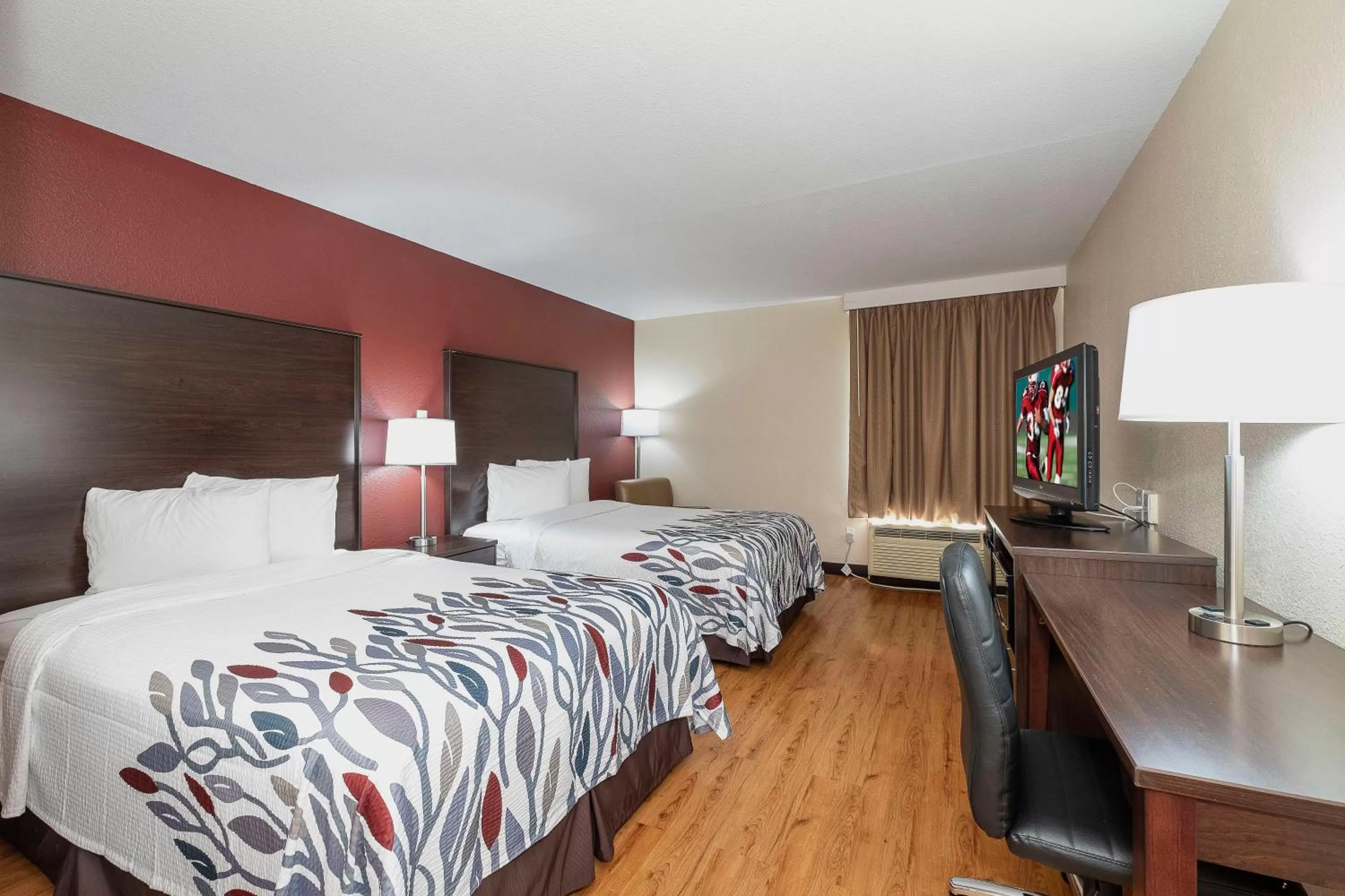 Photo of the whole room, Bed in Red Roof Inn Roanoke Rapids