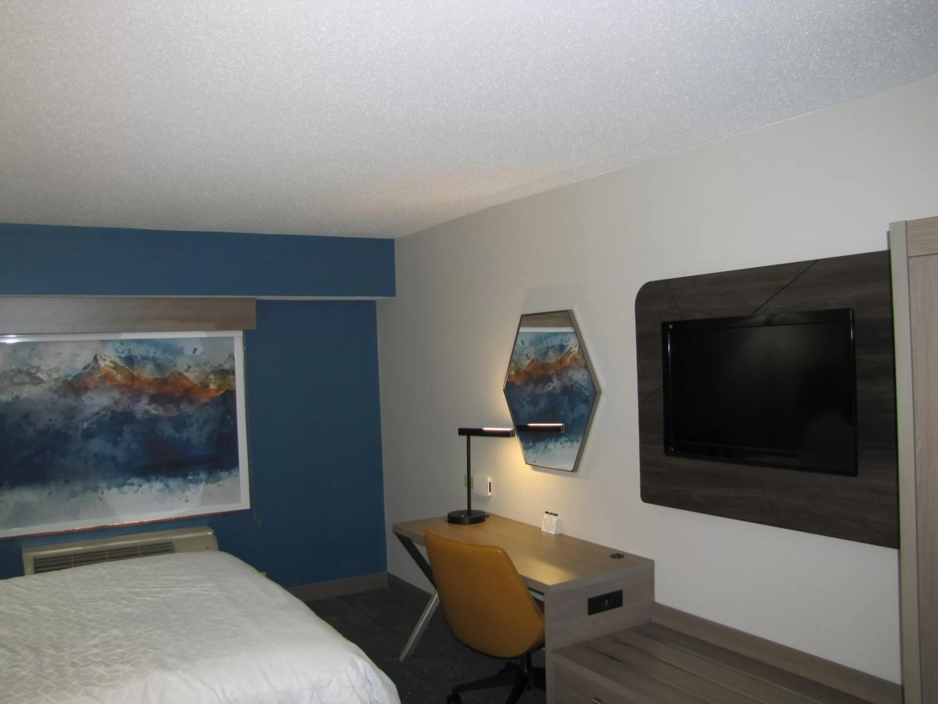 Photo of the whole room, Bed in Holiday Inn Express & Suites Donegal by IHG