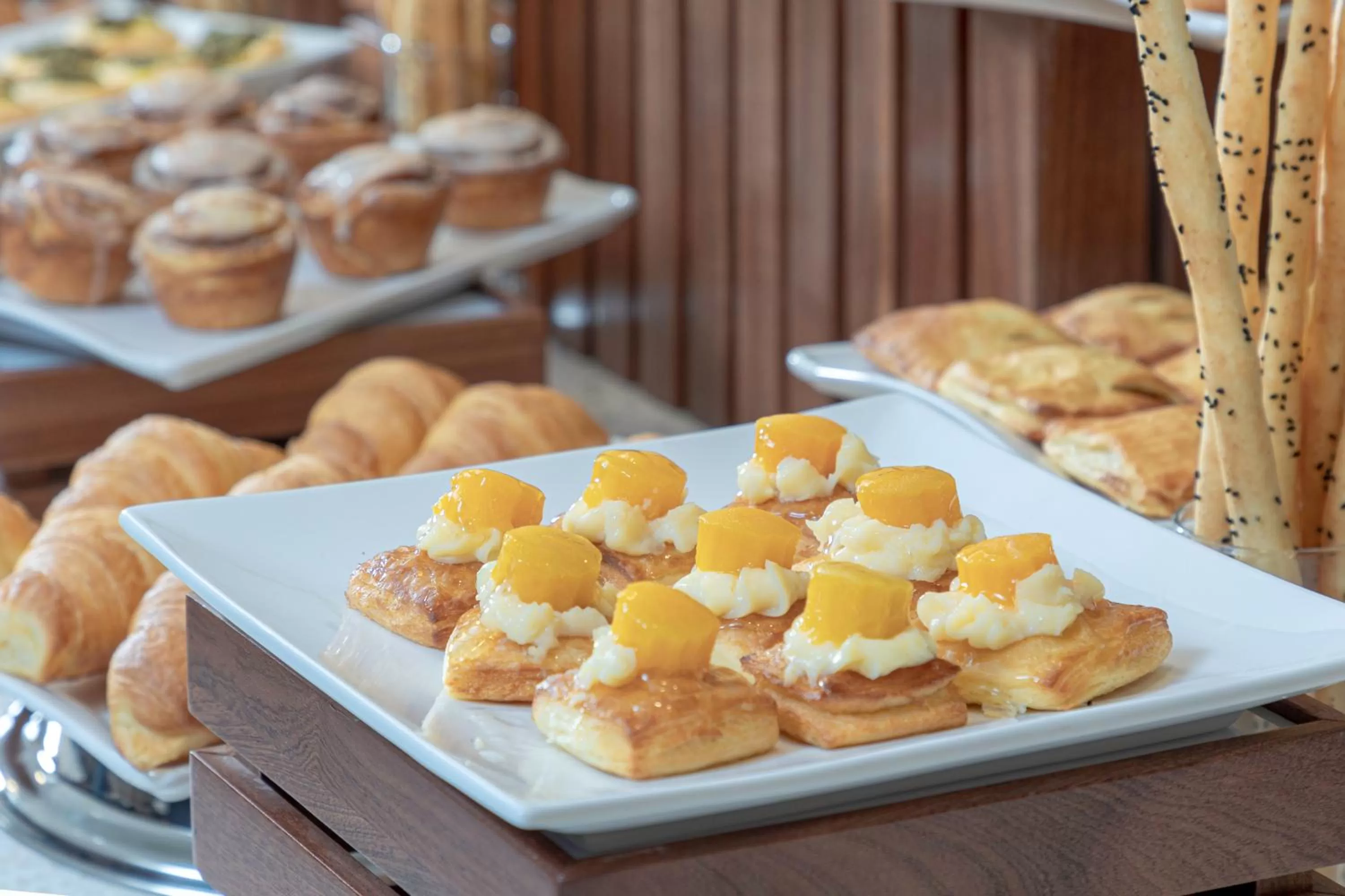 Restaurant/places to eat in Seven Gardens Hotel Al Narjis