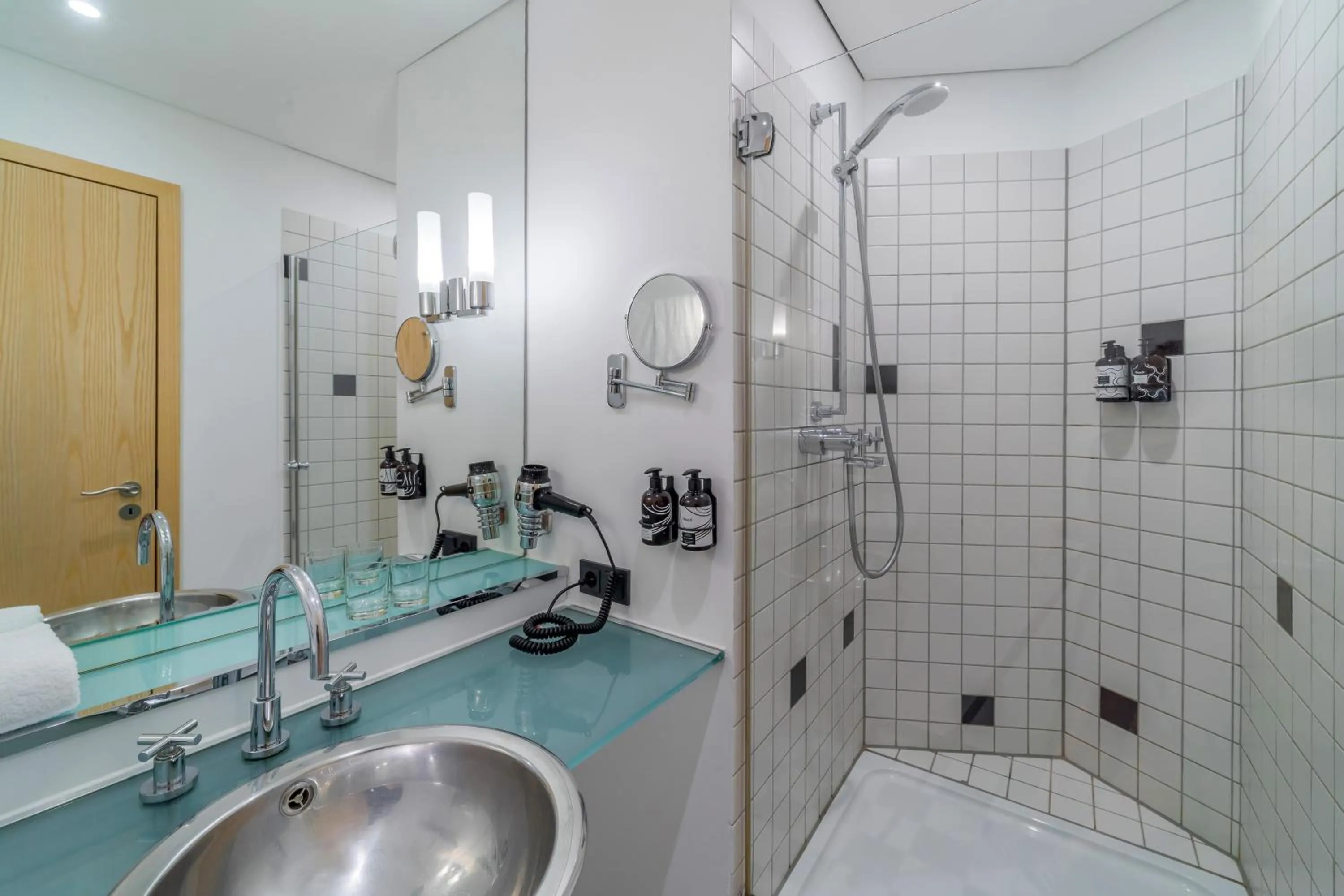 Shower in INNSiDE by Meliá Frankfurt Eurotheum