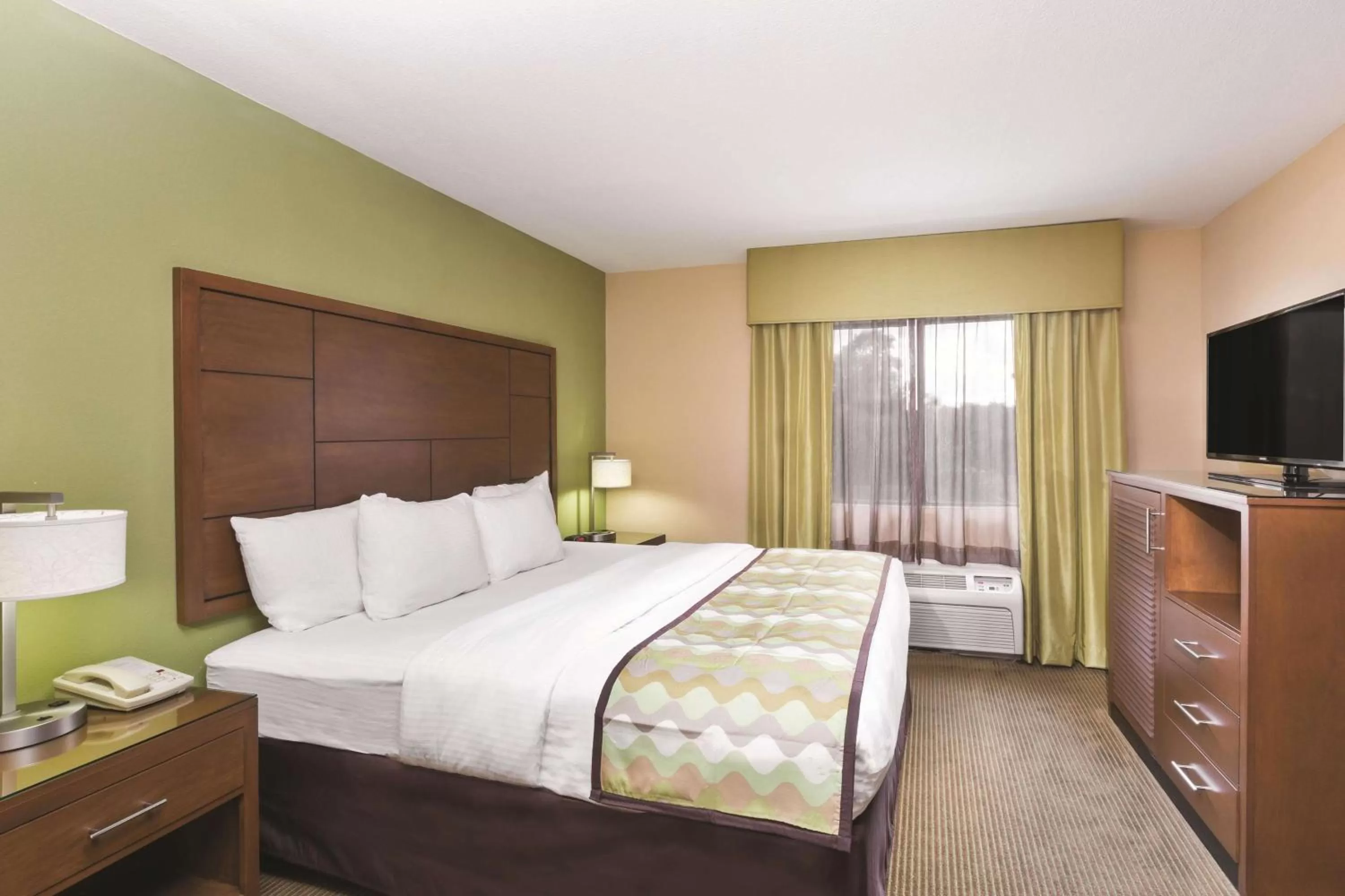 King Suite in La Quinta Inn by Wyndham Austin North