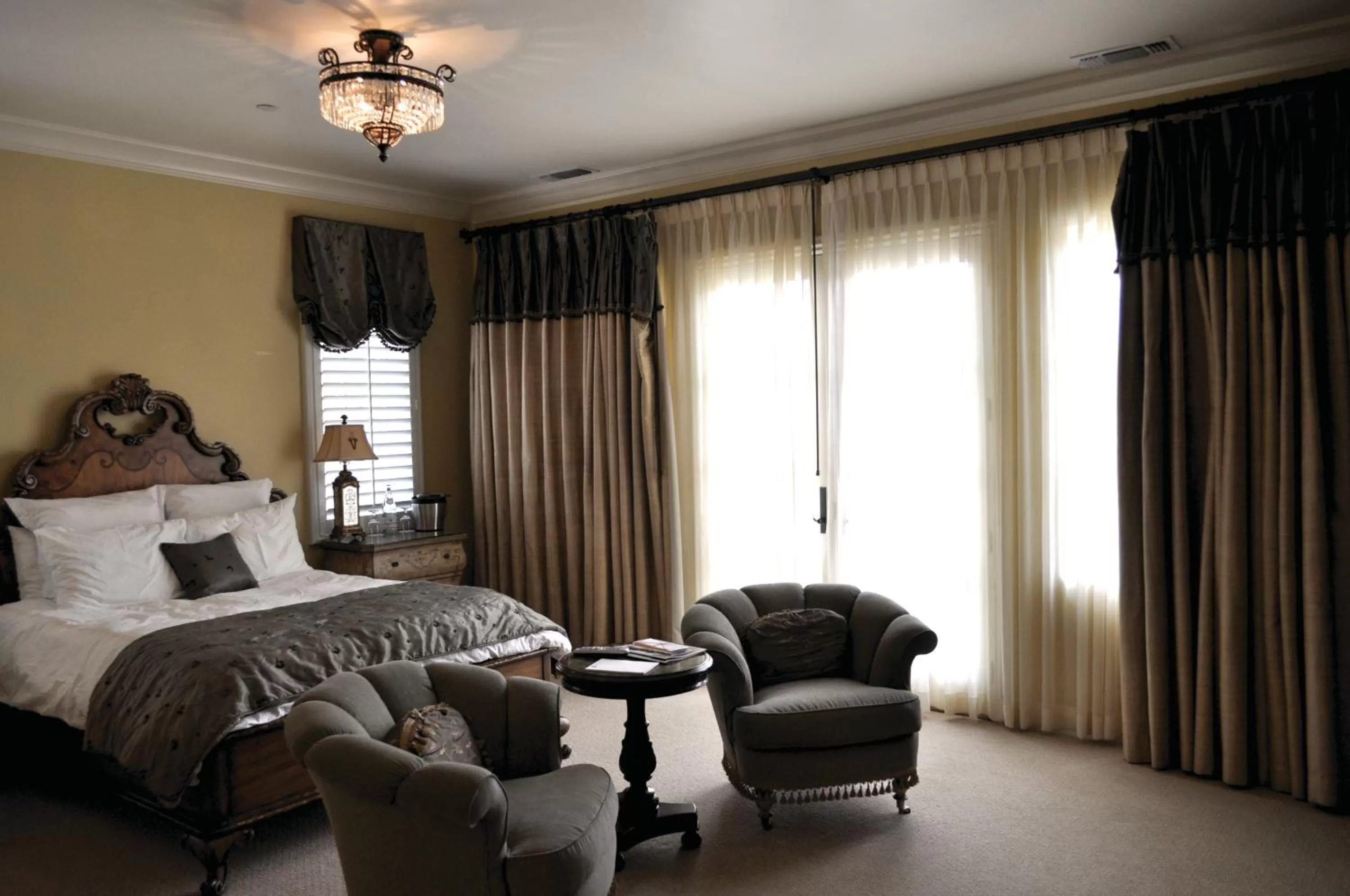 Bed in Villa Arden Hills