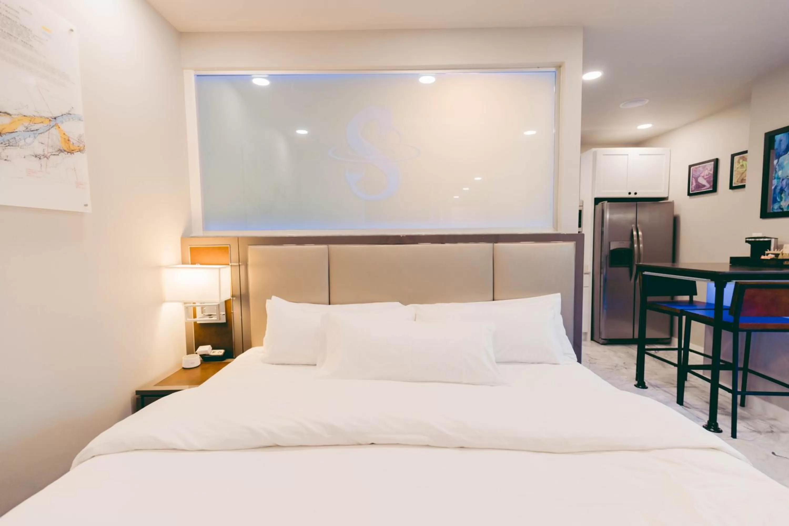 Bed in River Sirens Hotel-Contactless Check in Hotel