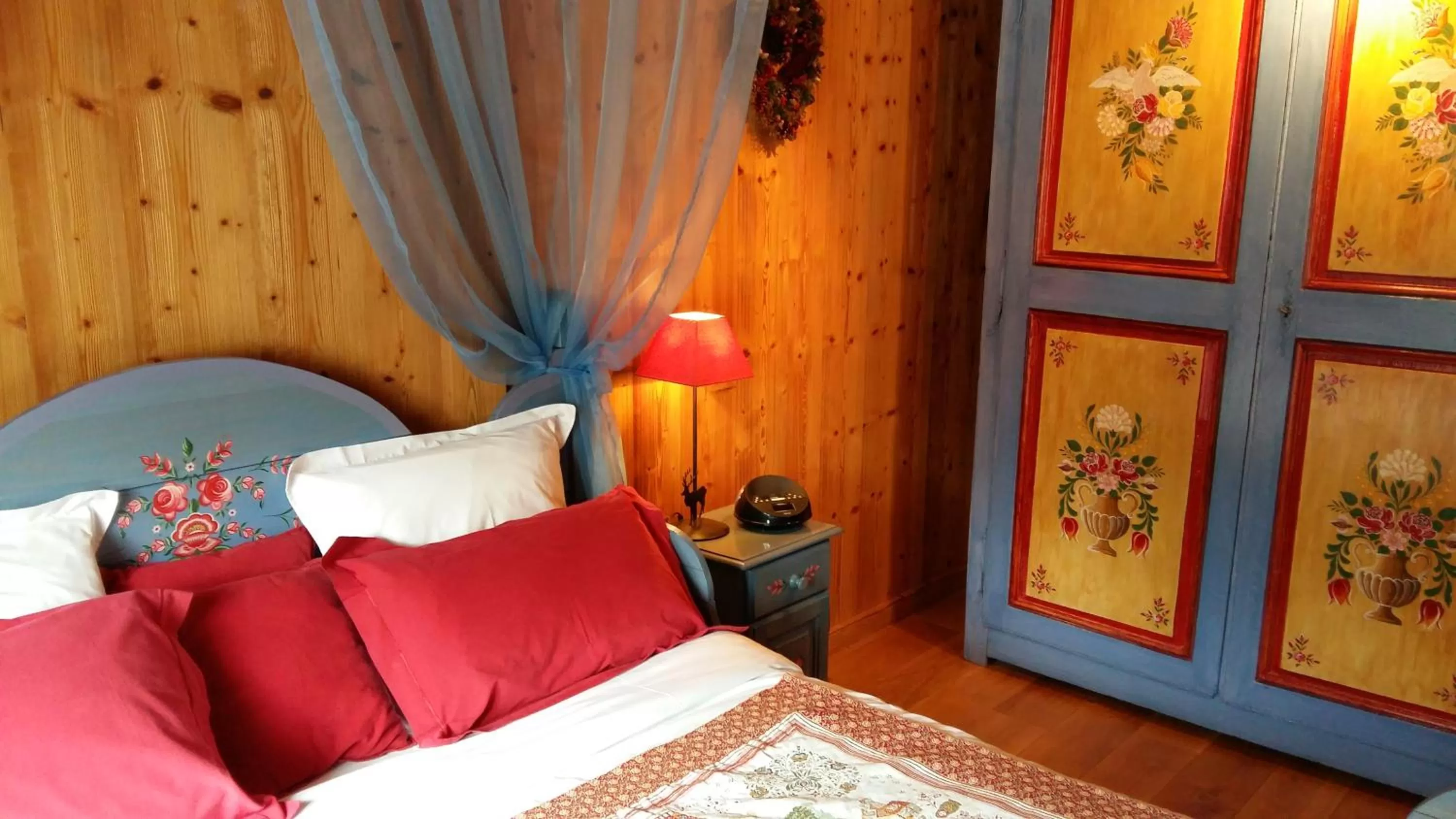 Decorative detail, Bed in Les Loges Du Parc