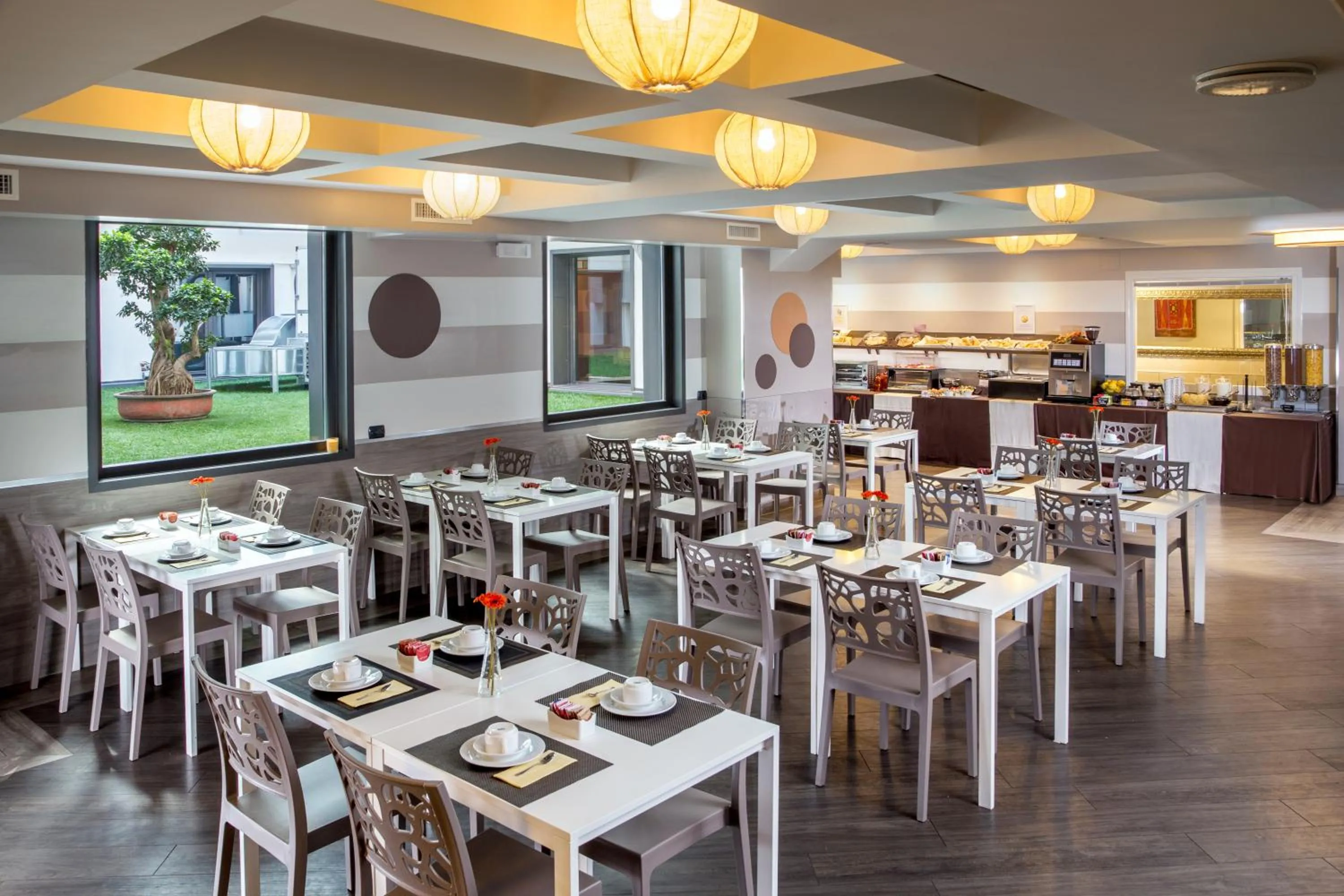 Restaurant/places to eat in Hotel Domidea