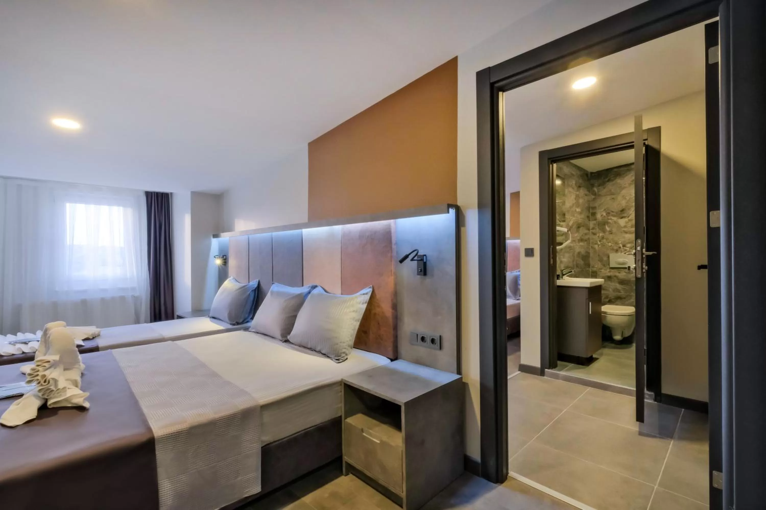 Photo of the whole room, Bed in The Queen Hotel