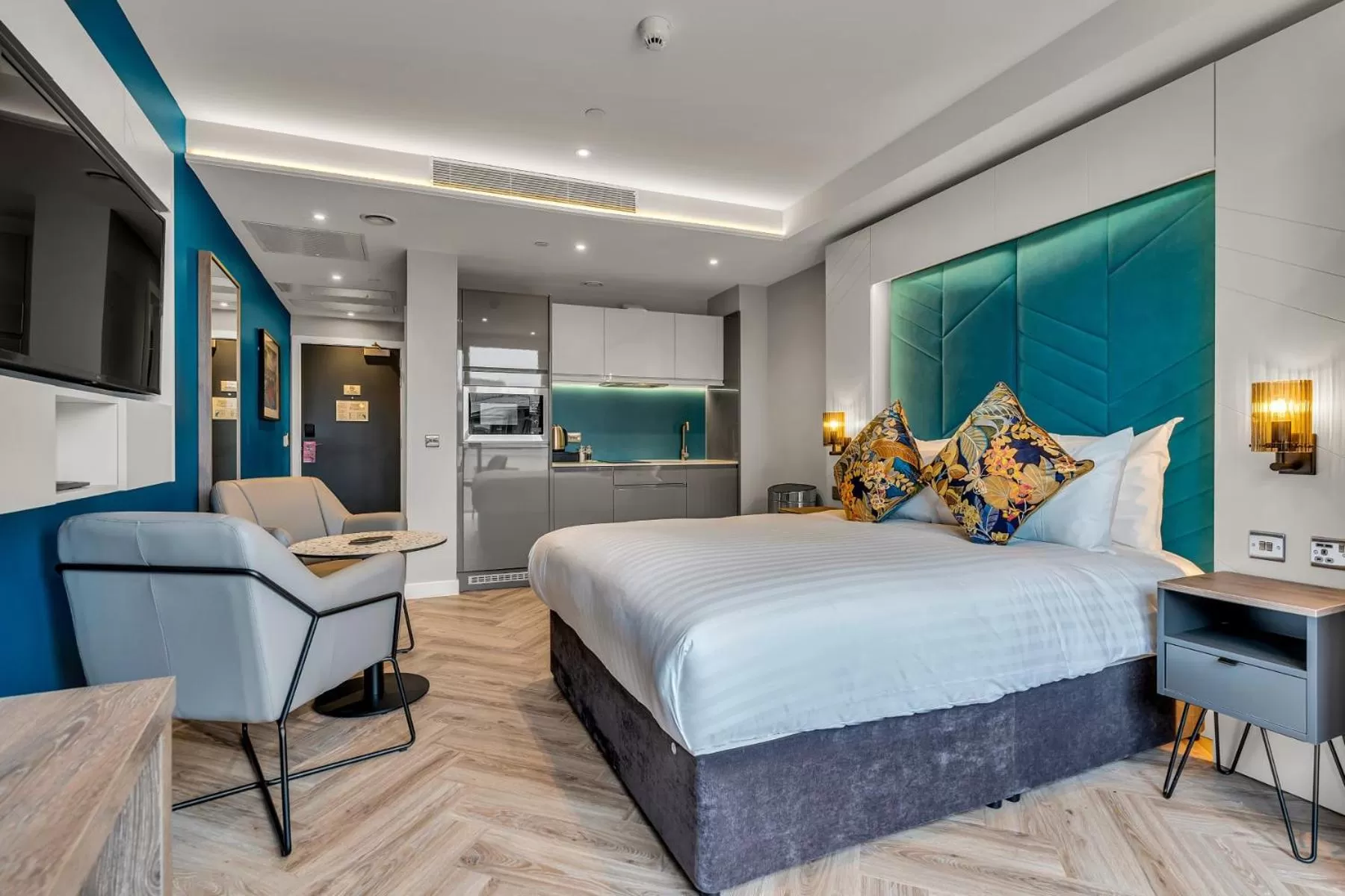 Bedroom, Bed in Roomzzz Edinburgh