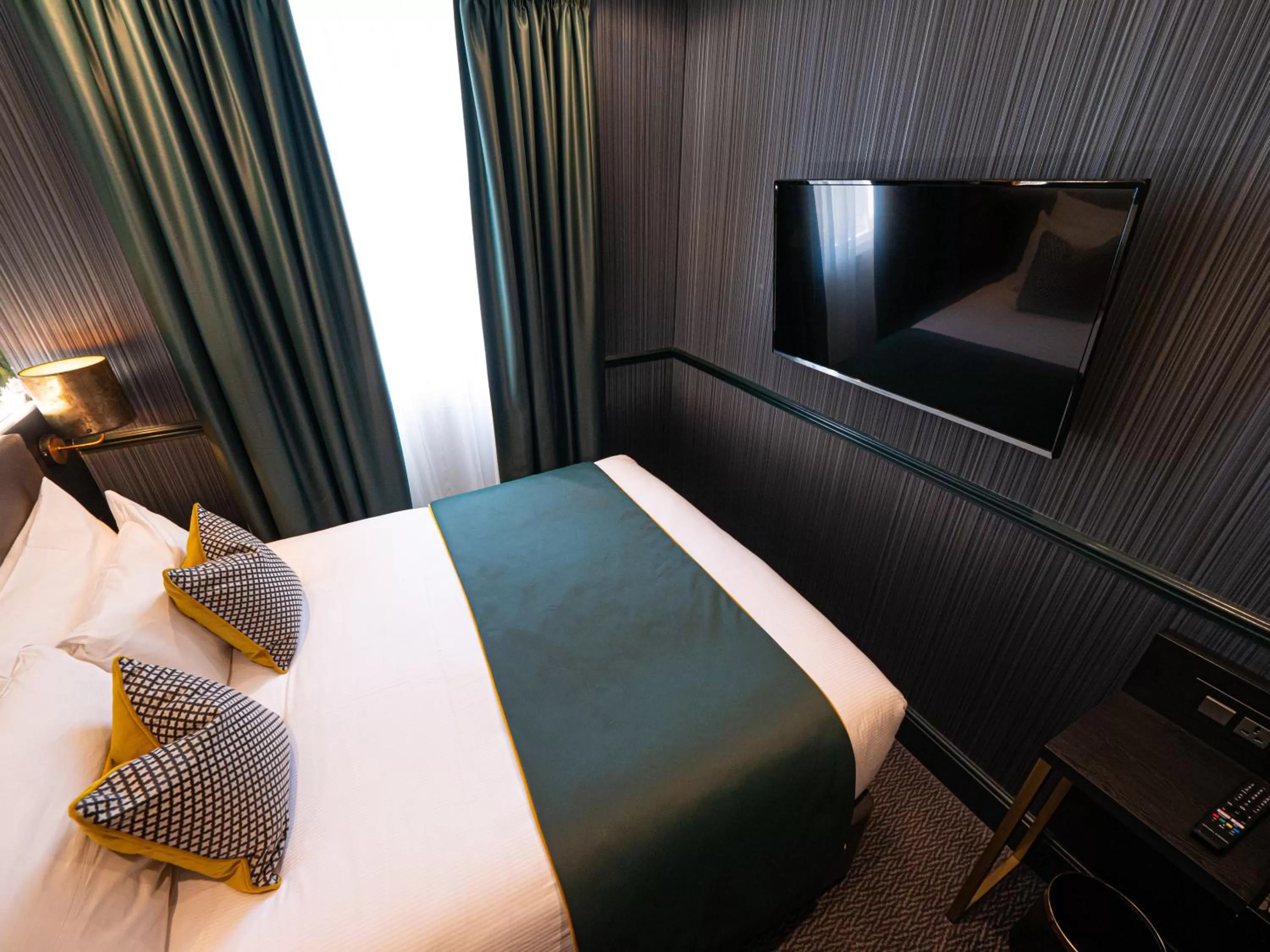 Bed in Hyde Park Green