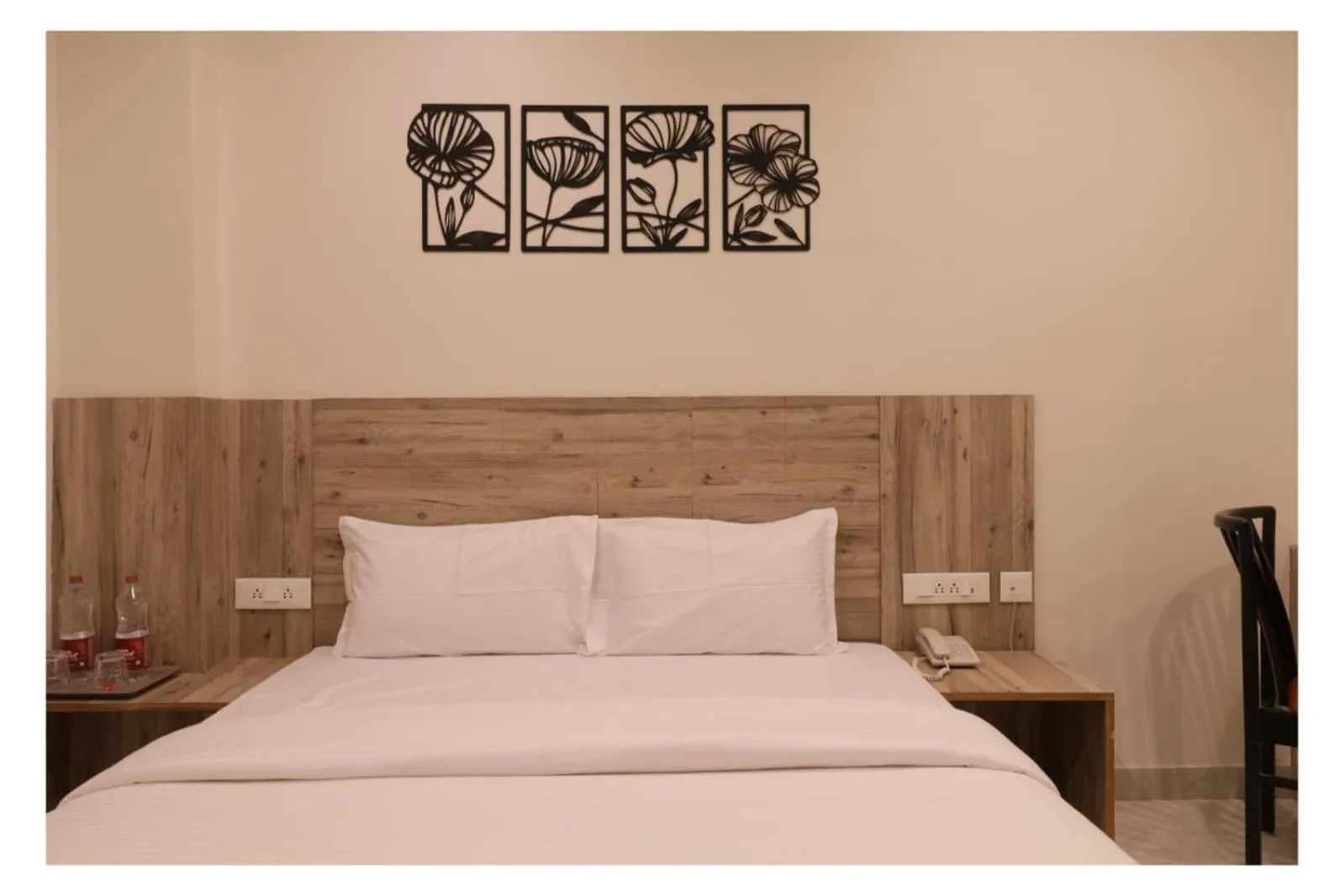 View (from property/room), Bed in Hotel Jay Palace Inn