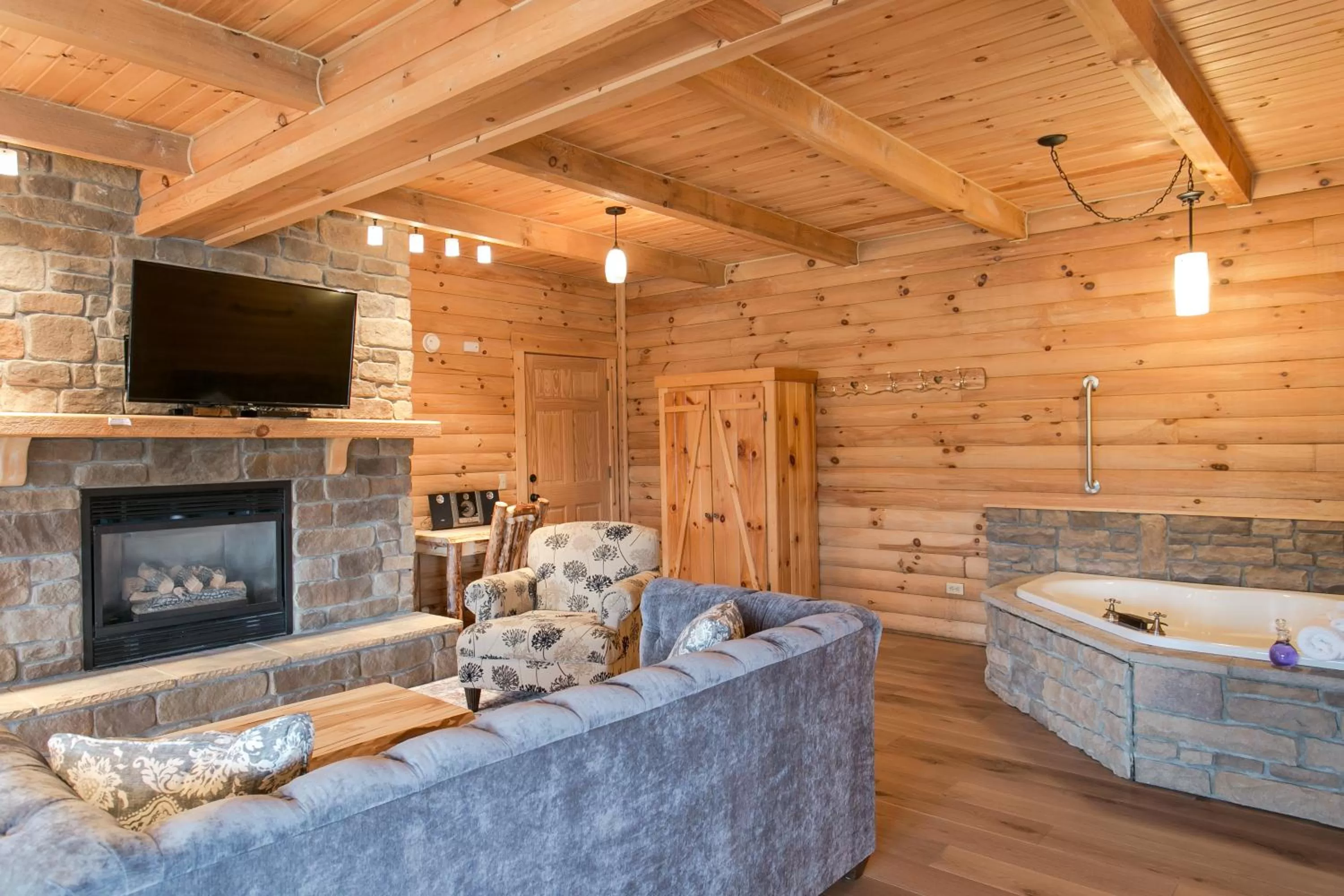 TV and multimedia, Seating Area in Coblentz Country Lodge by Amish Country Lodging