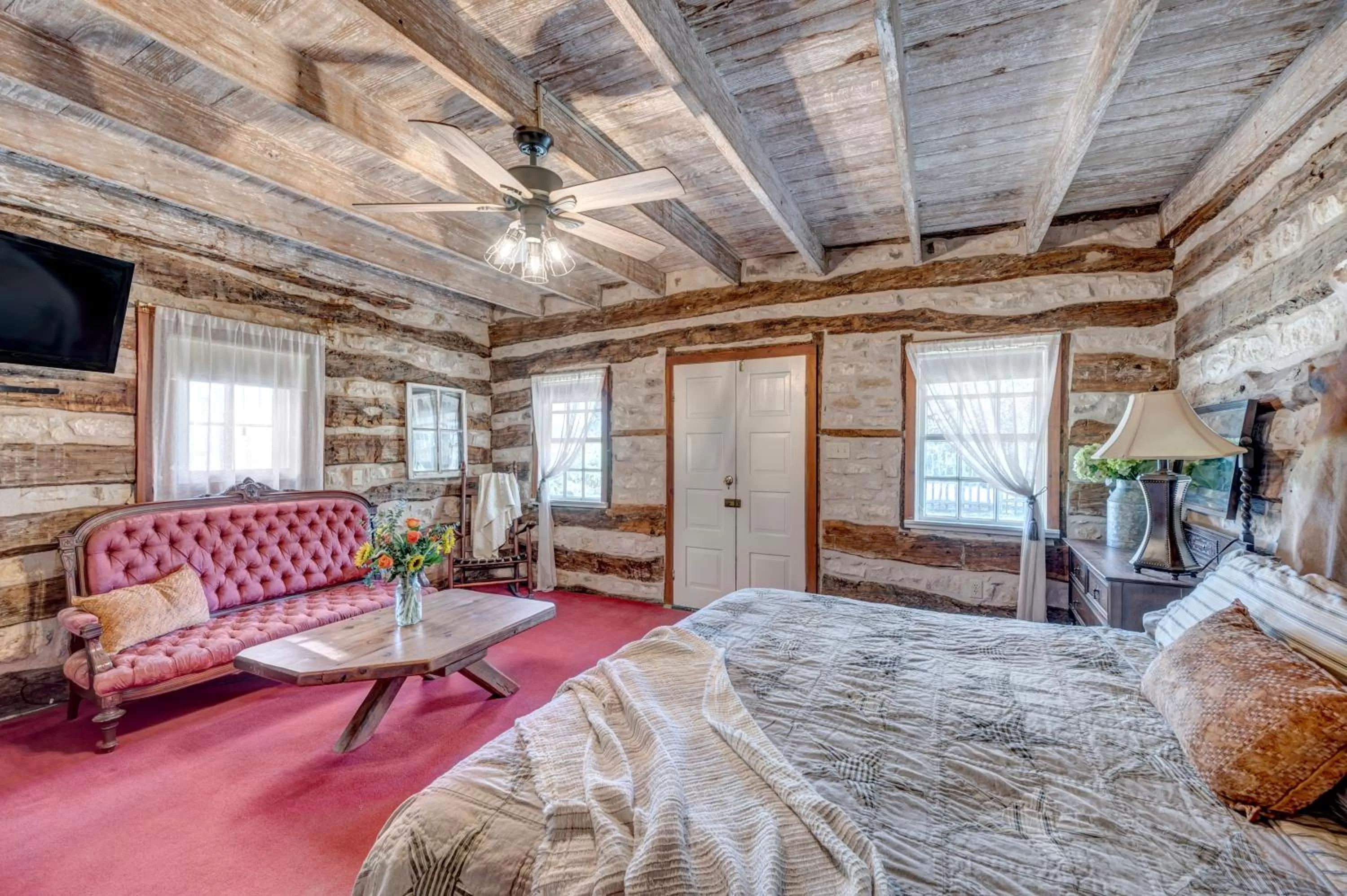 Photo of the whole room in Full Moon Inn