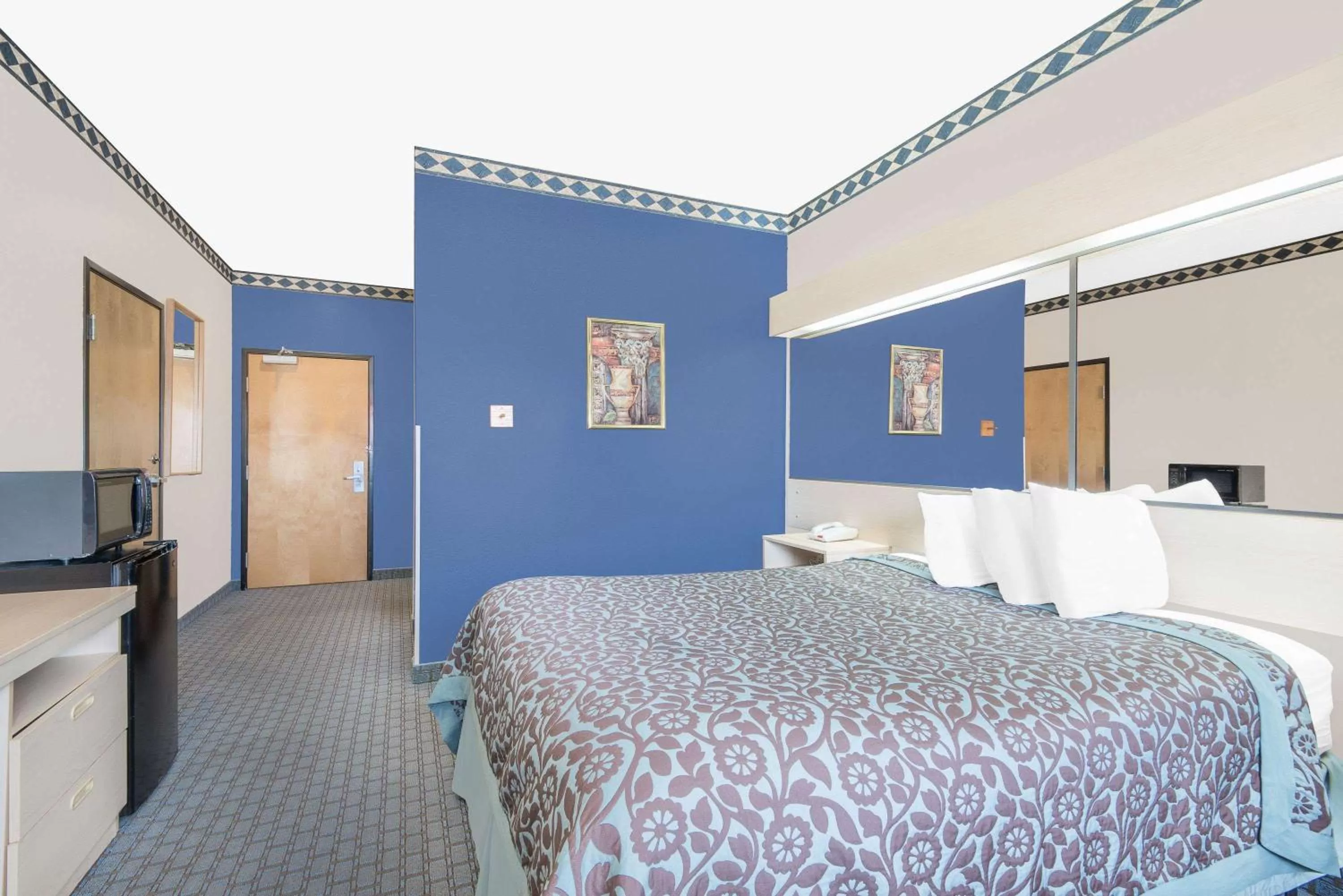 Photo of the whole room, Bed in Days Inn & Suites by Wyndham Hutchinson