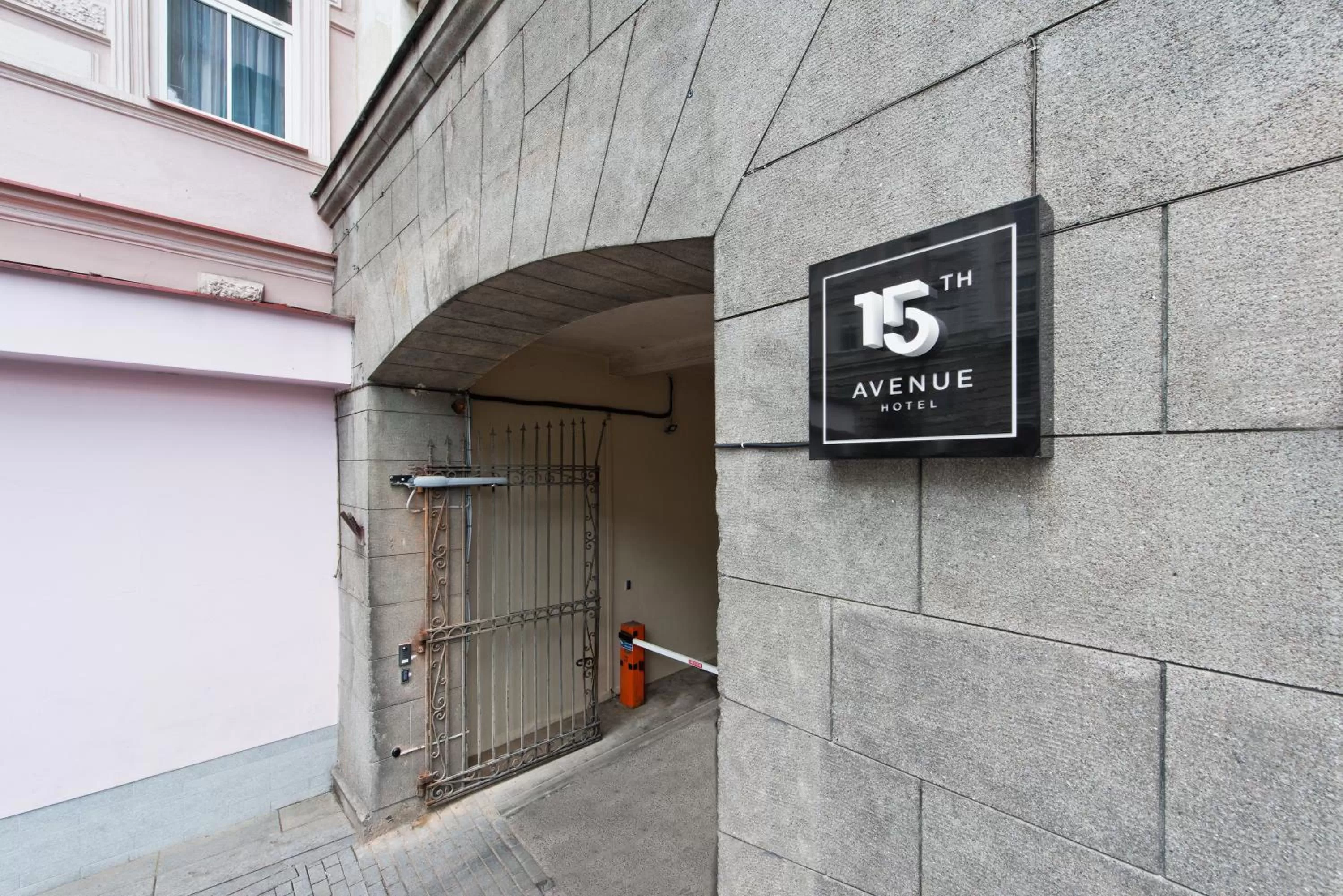 Facade/entrance in 15th Avenue