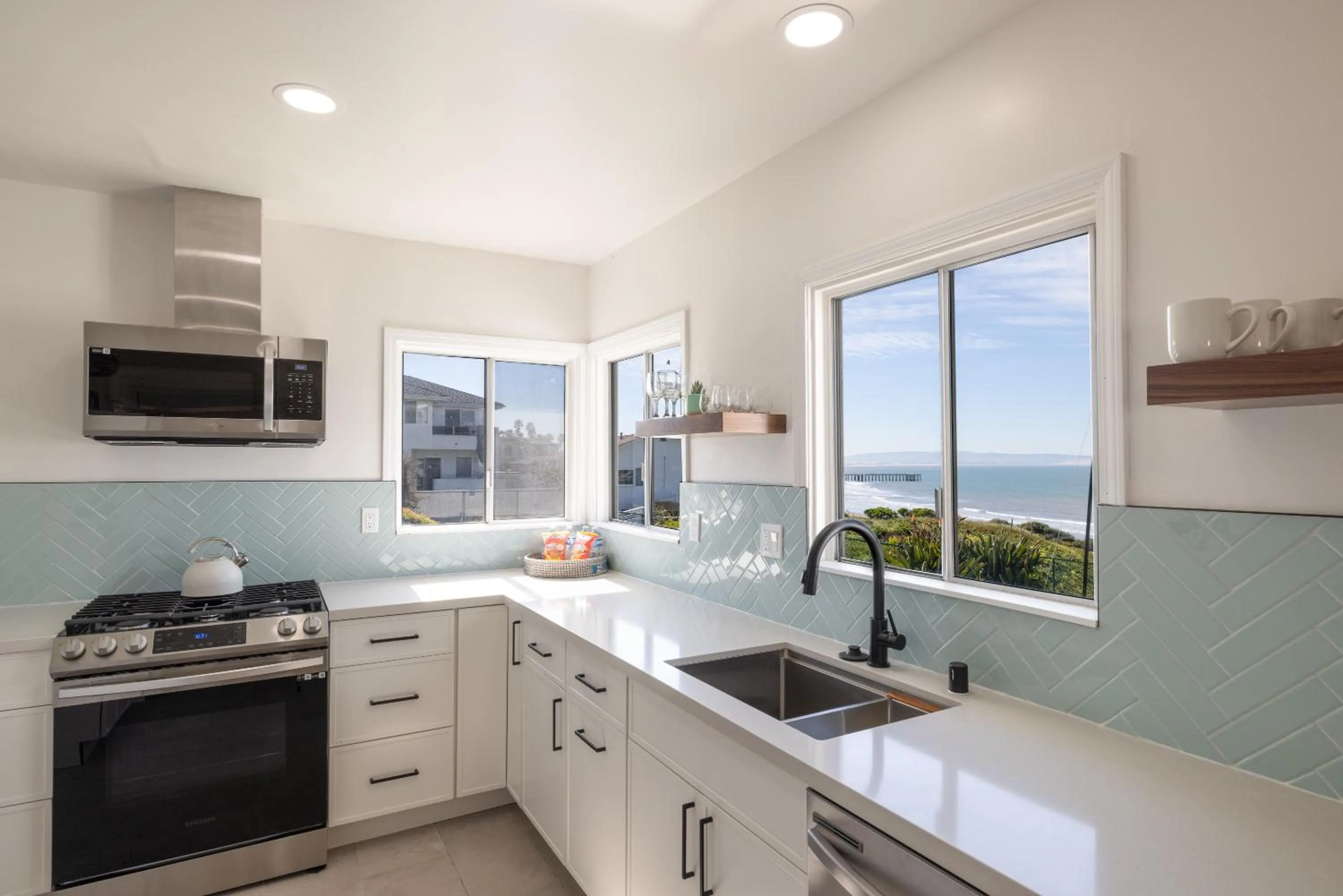 Kitchen or kitchenette in Tides Oceanview Inn and Cottages