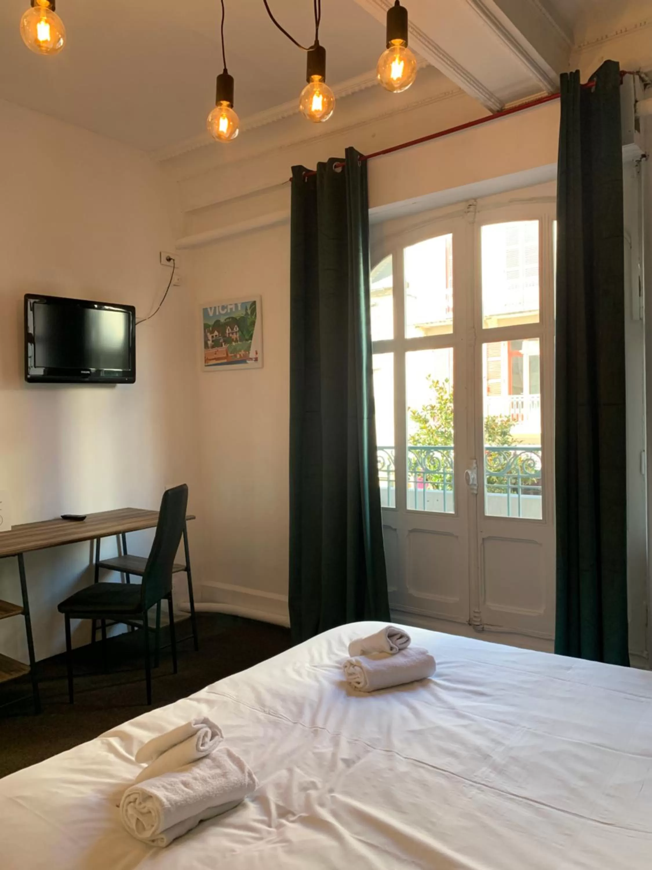 Photo of the whole room, Bed in Hôtel & Restaurant Le Patio VICHY