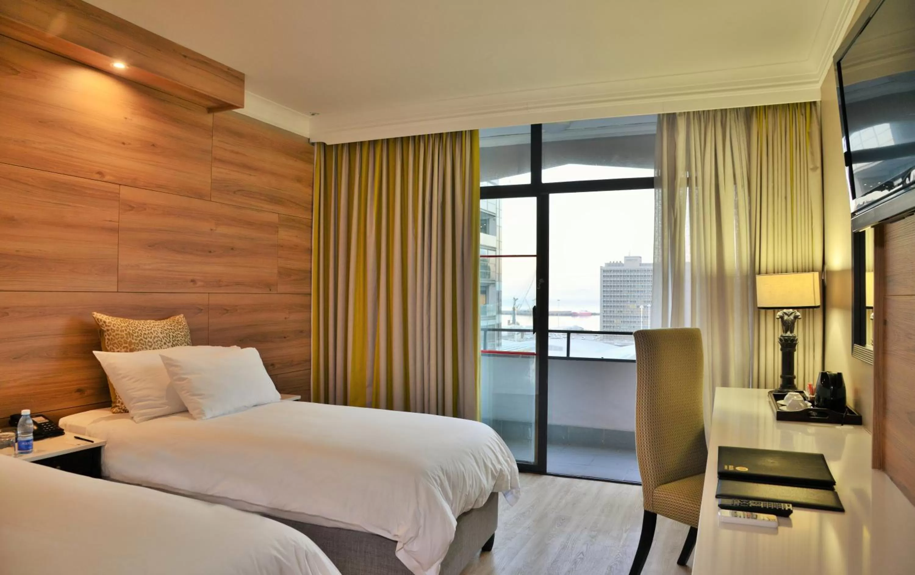 Photo of the whole room, Bed in The Capetonian - Halal