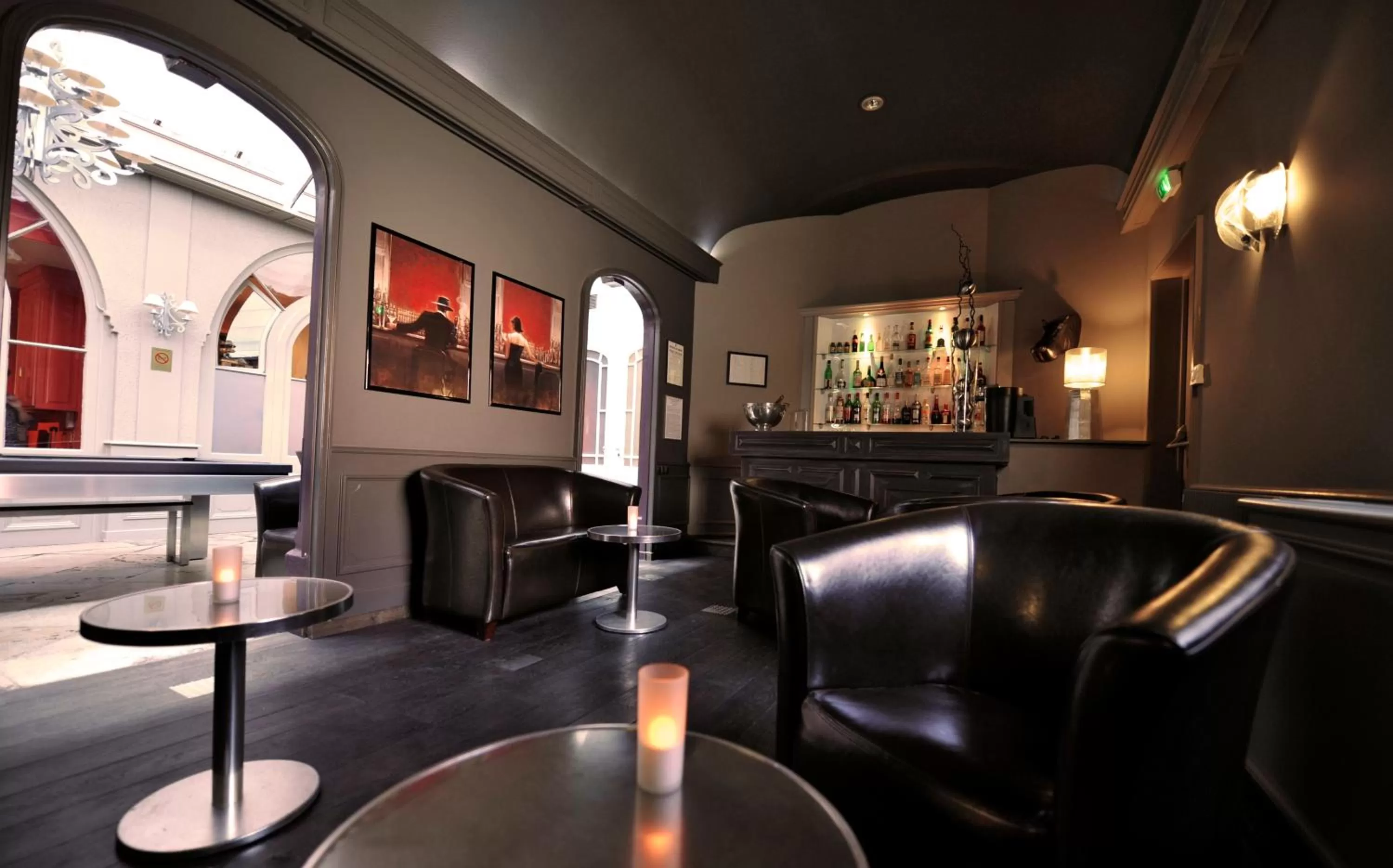 Lounge or bar in LOGIS Hôtel de Bourgogne - Mâcon