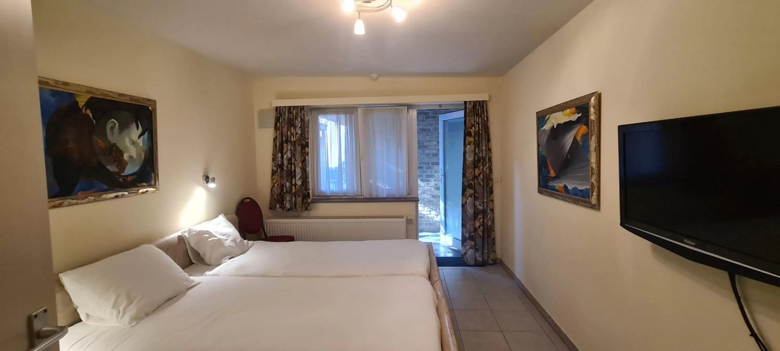 Bedroom, TV/Entertainment Center in Alliance Hotel Ieper Centrum