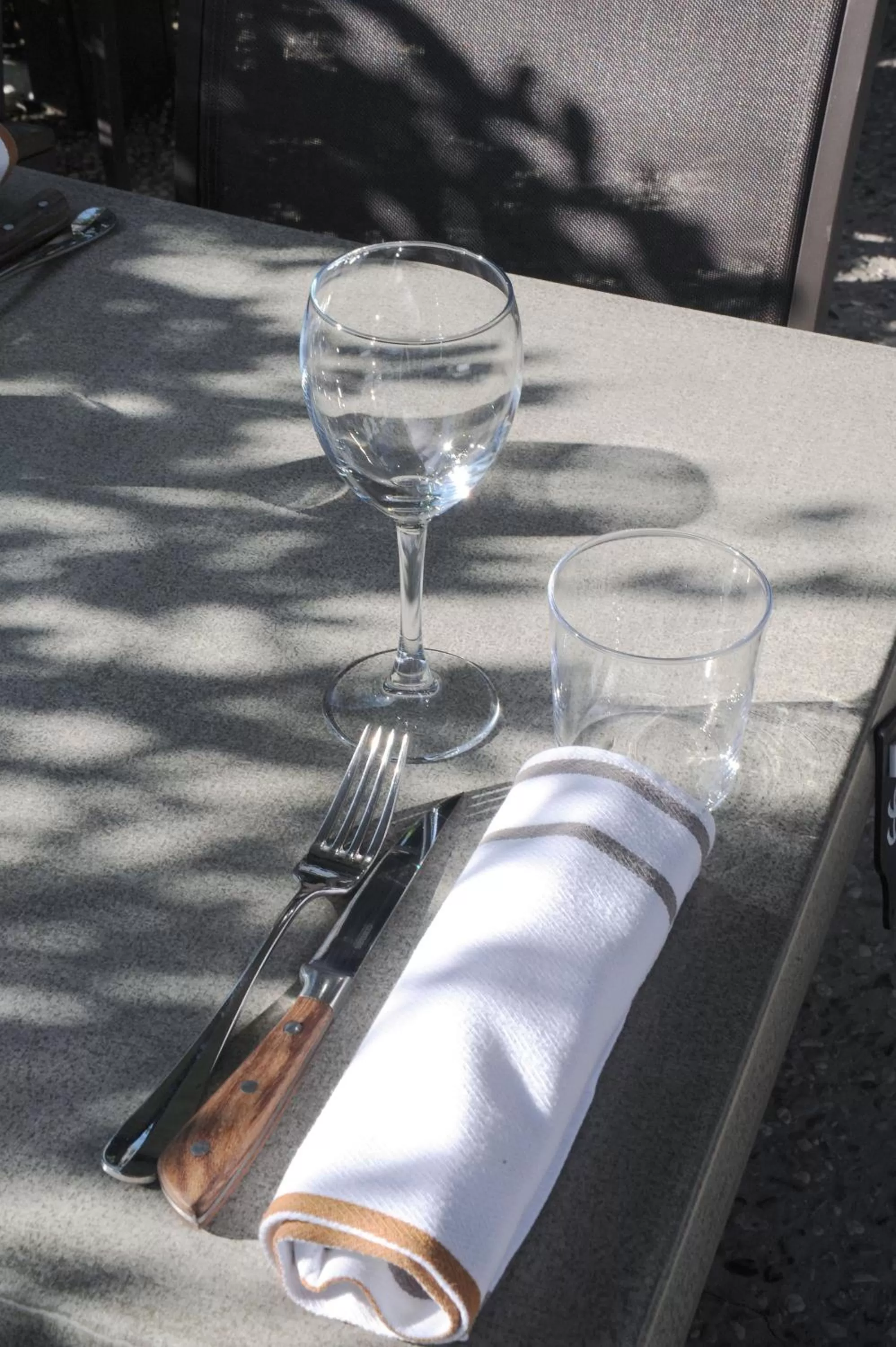 Patio in Logis Hôtel du Chêne