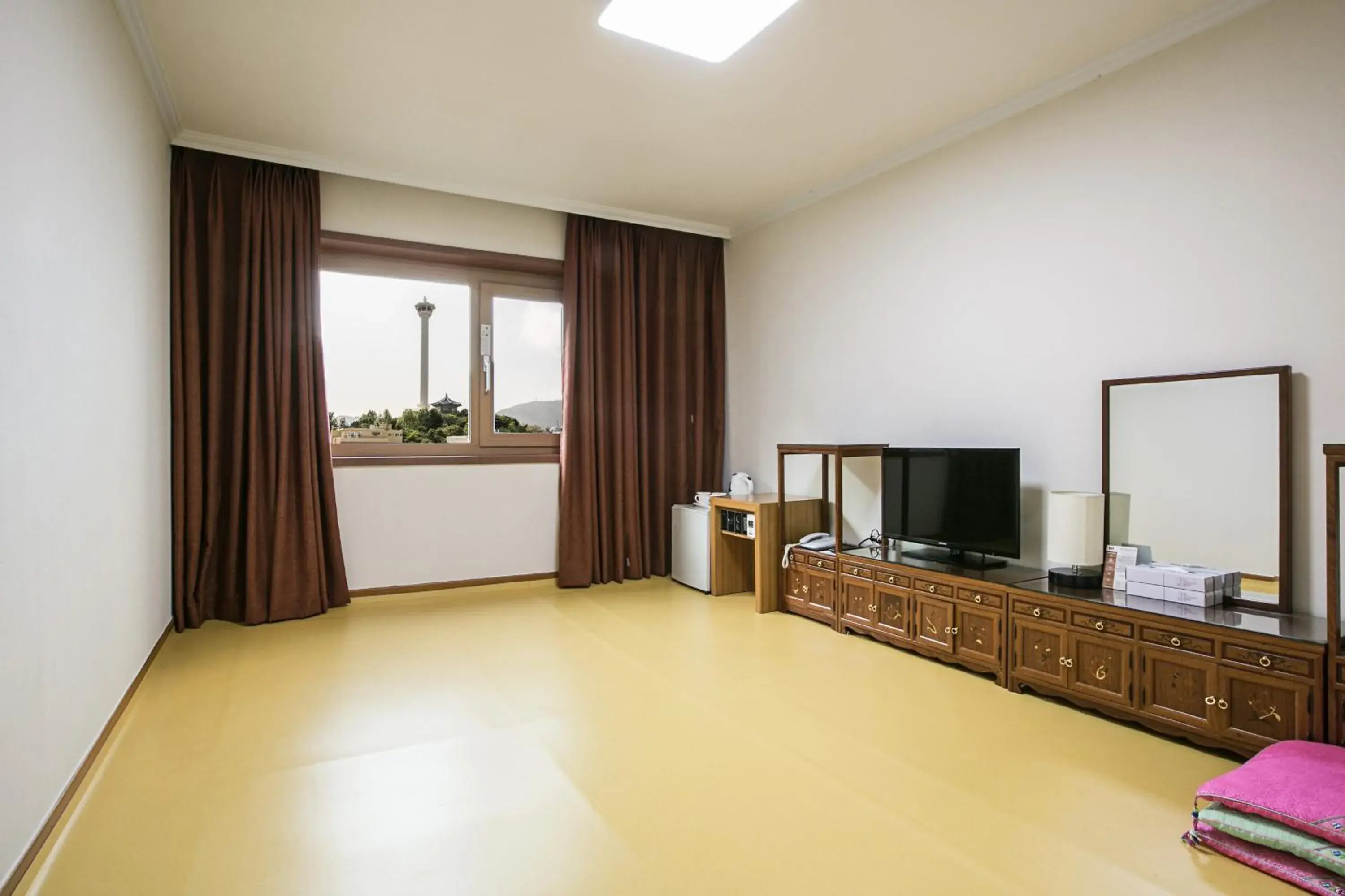 Room Selected at Check-In in Busan Tourist Hotel Room Selected at Check-In in Busan Tourist Hotel