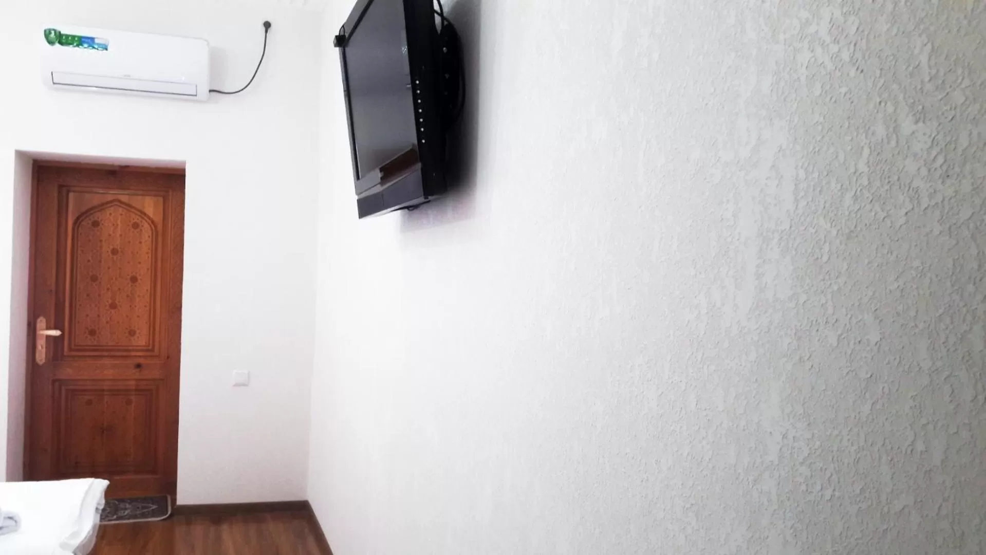 TV/Entertainment Center in Naqshband