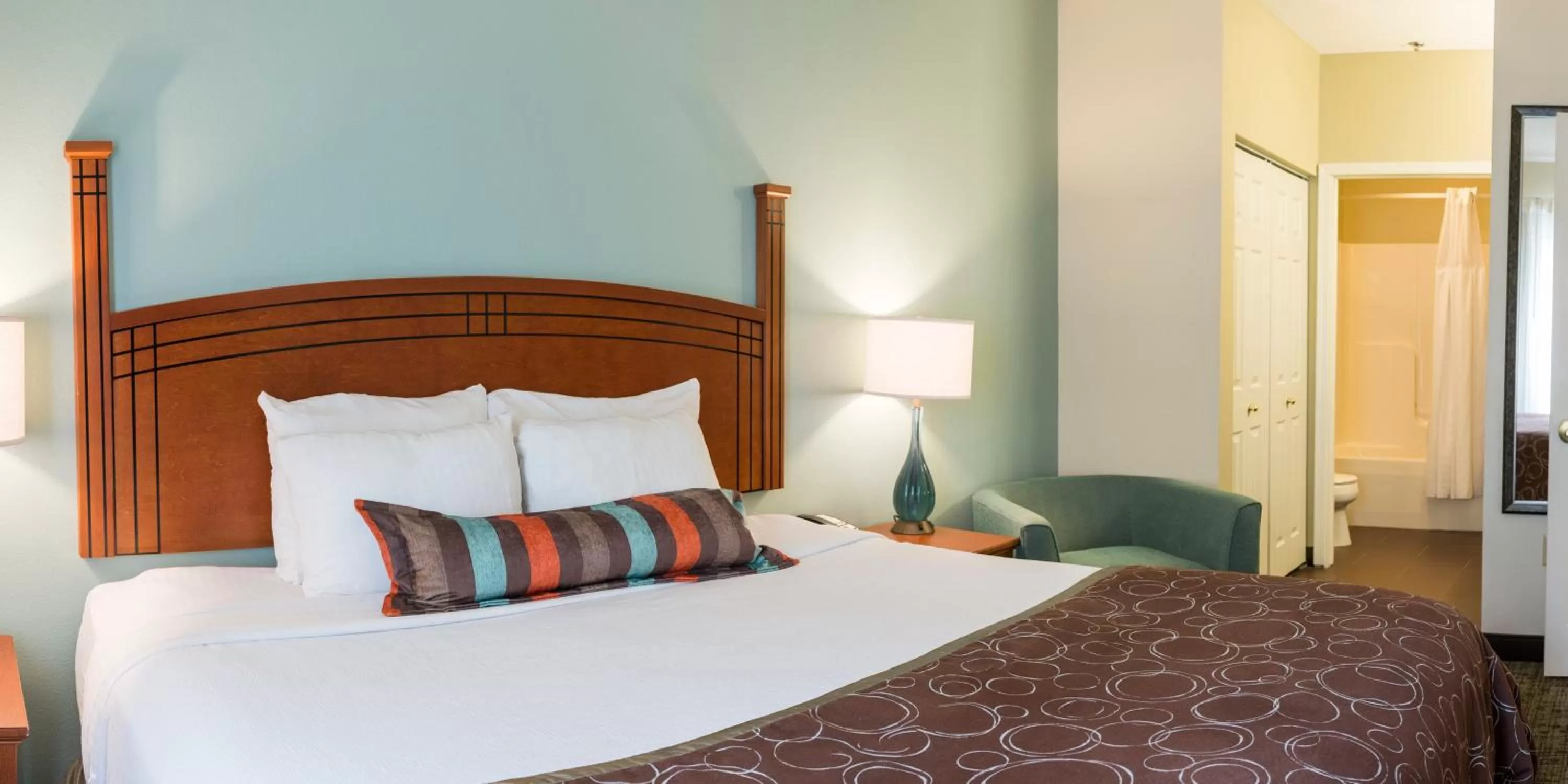 Photo of the whole room, Bed in Staybridge Suites Fargo by IHG