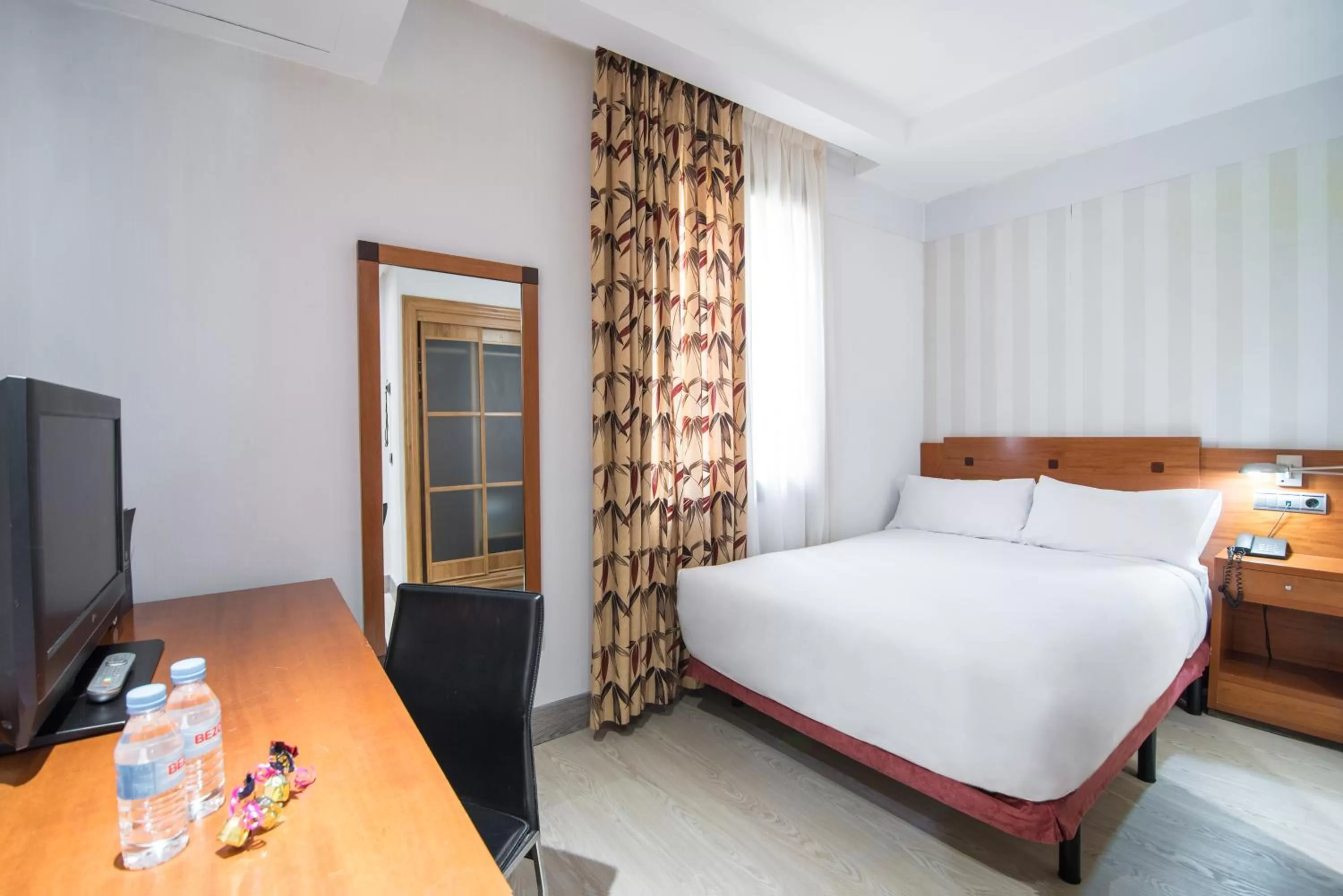 TV and multimedia, Bed in Petit Palace Preciados