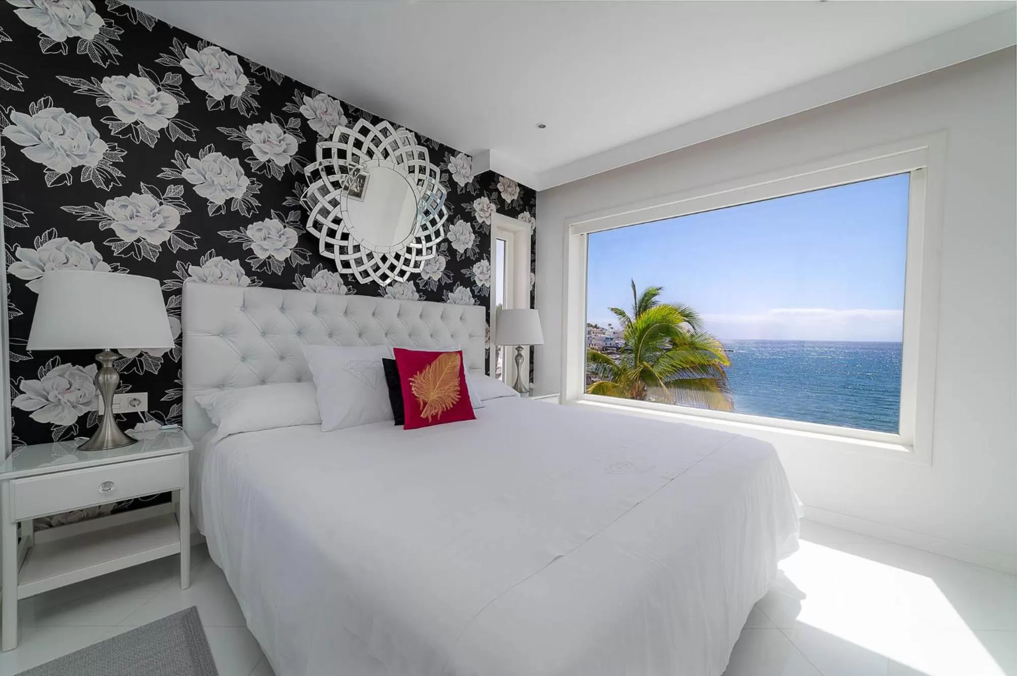 Property building, Bed in Lani's Suites de Luxe - Adults Only