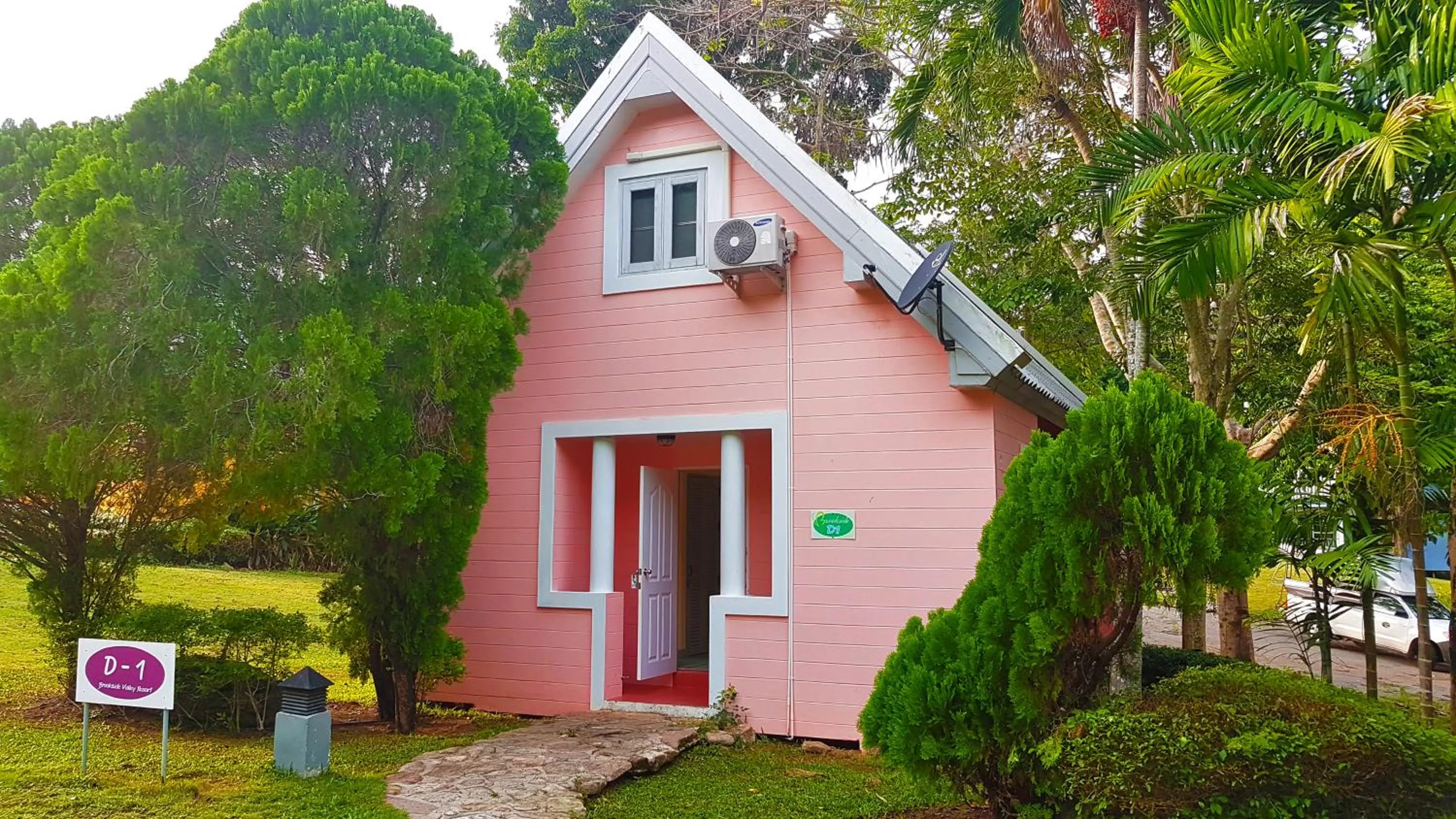 Photo of the whole room in Brookside Valley Resort