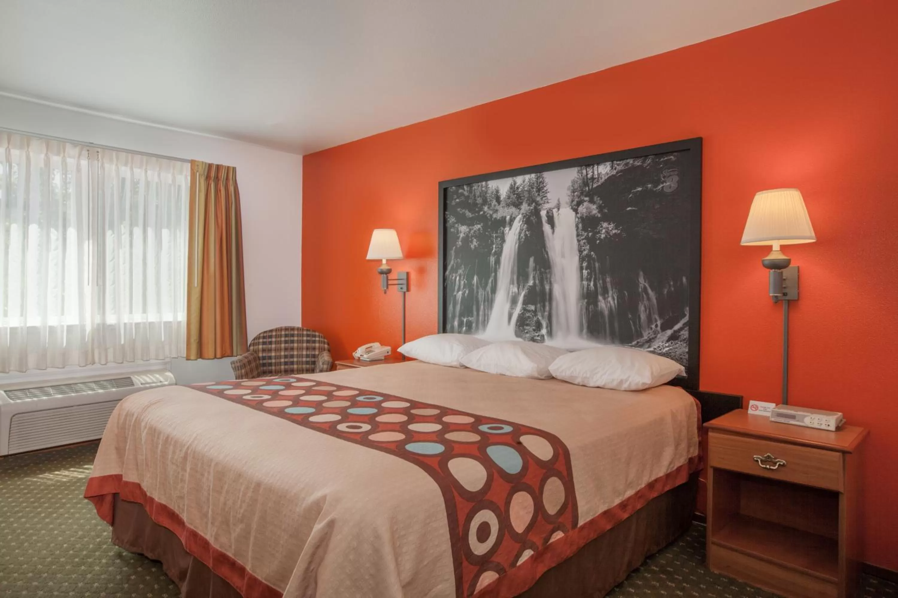 Bed in Super 8 by Wyndham Cloverdale Wine Country