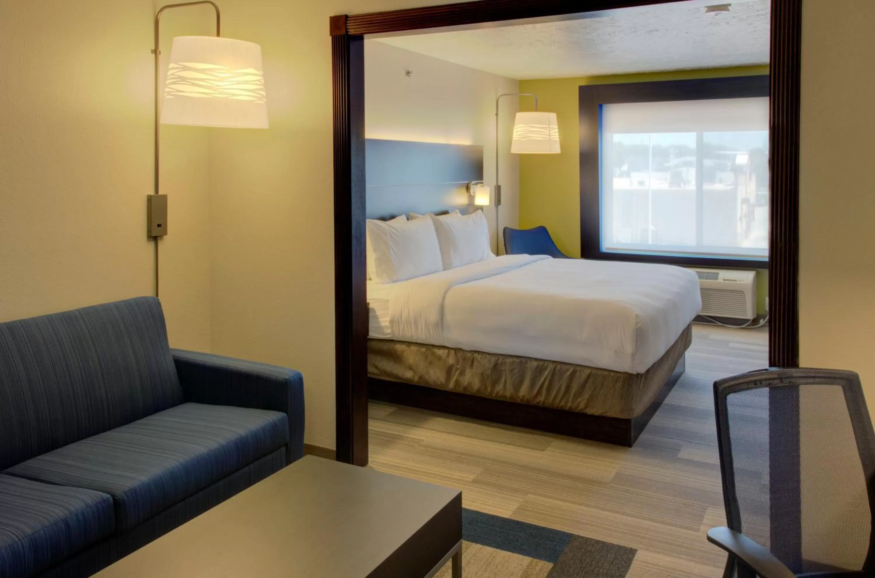 Photo of the whole room, Bed in Holiday Inn Express & Suites Le Mars by IHG