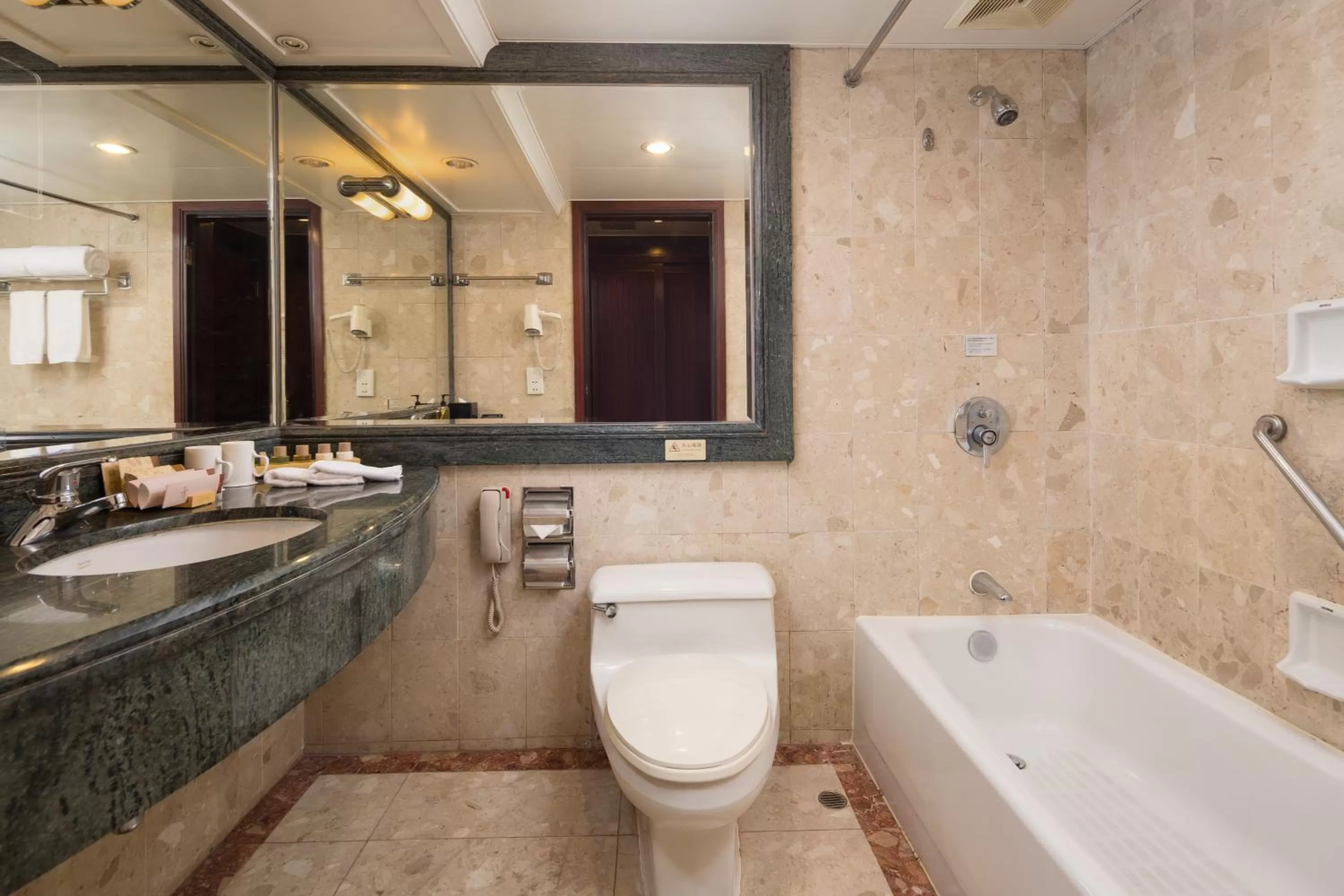 Toilet in Shenzhen Sunshine Hotel, Luohu