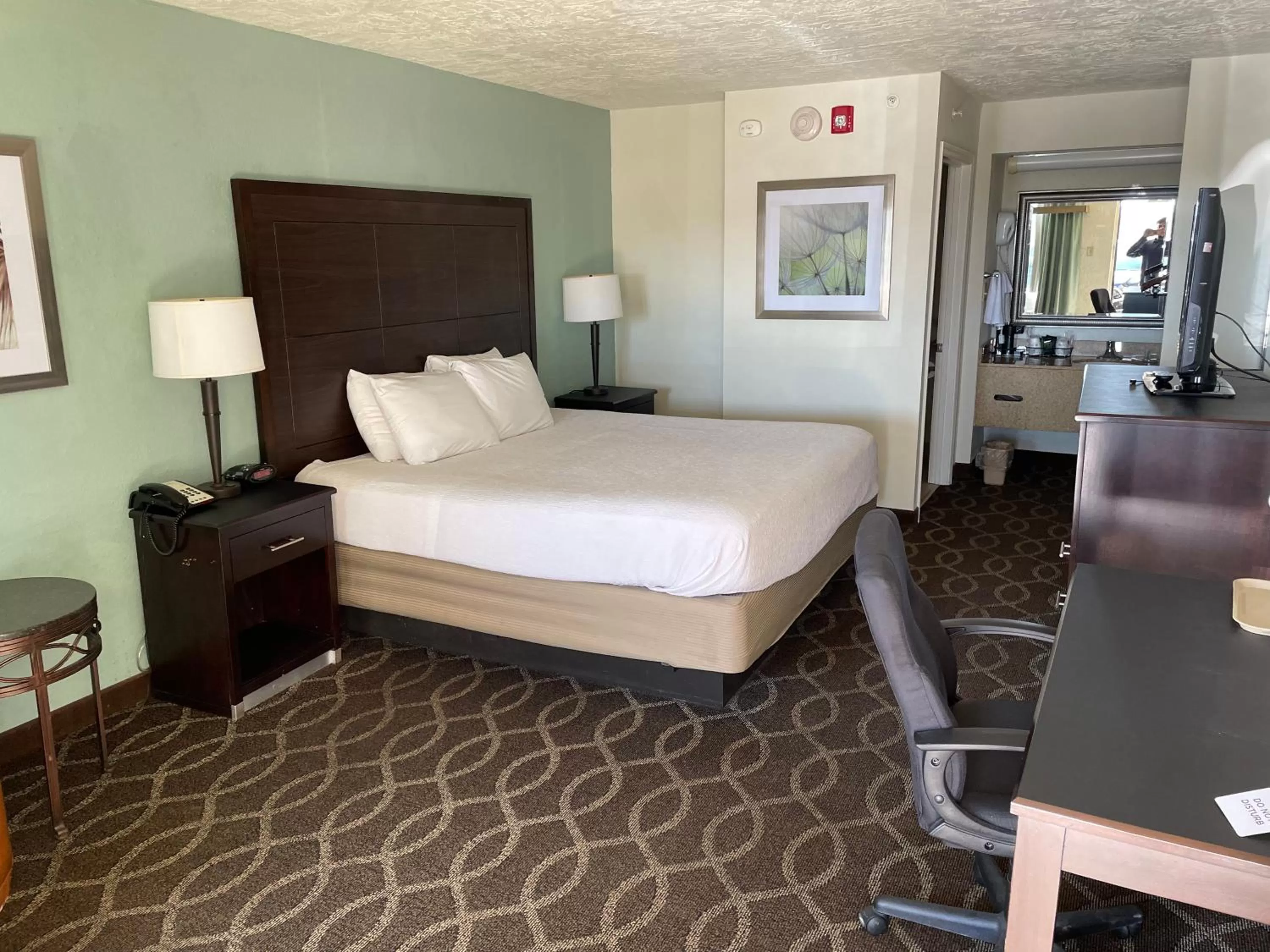 TV and multimedia, Bed in Quality Inn Clinton North