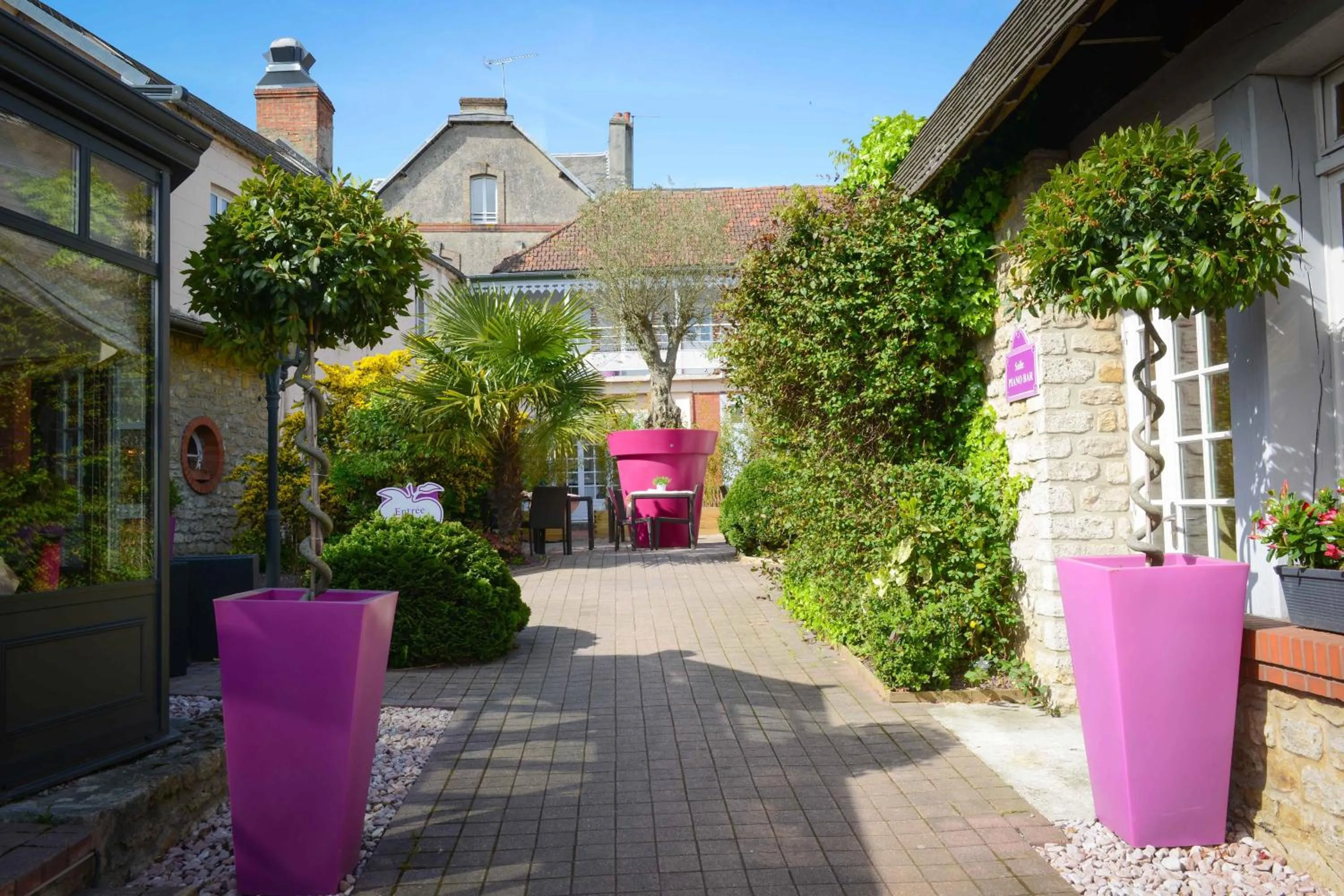 Balcony/Terrace in Logis Hôtel Restaurant l'Auberge Normande