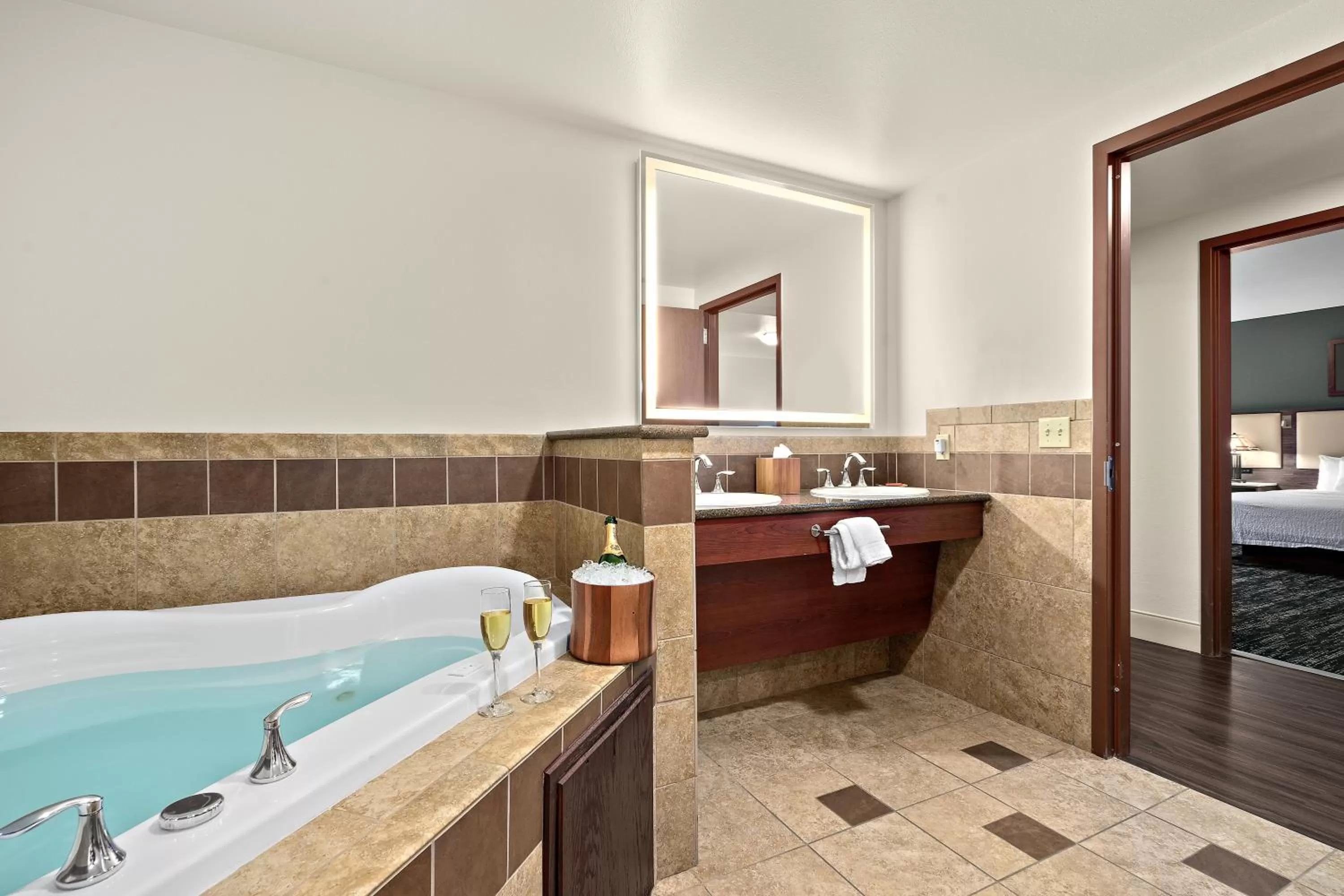 Bathroom, Bed in Lucky Eagle Casino & Hotel (Washington)