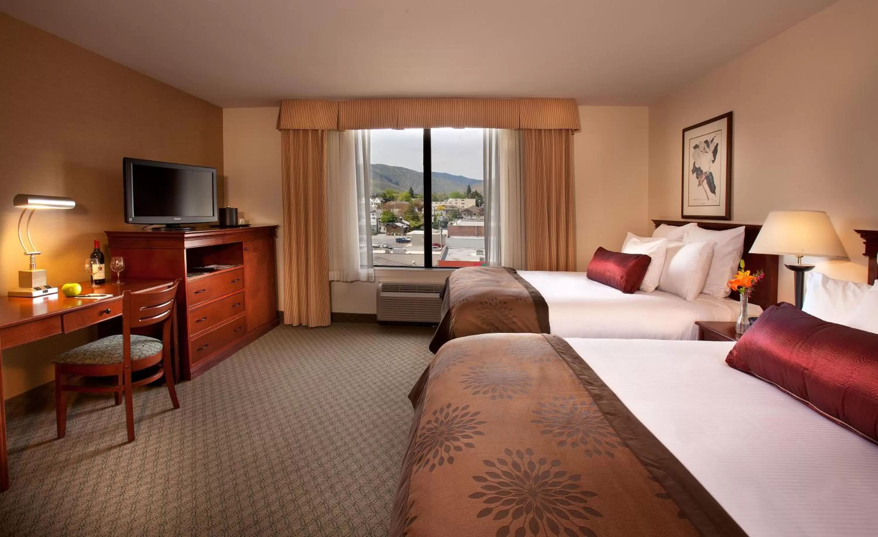 Photo of the whole room, Bed in Coast Wenatchee Center Hotel