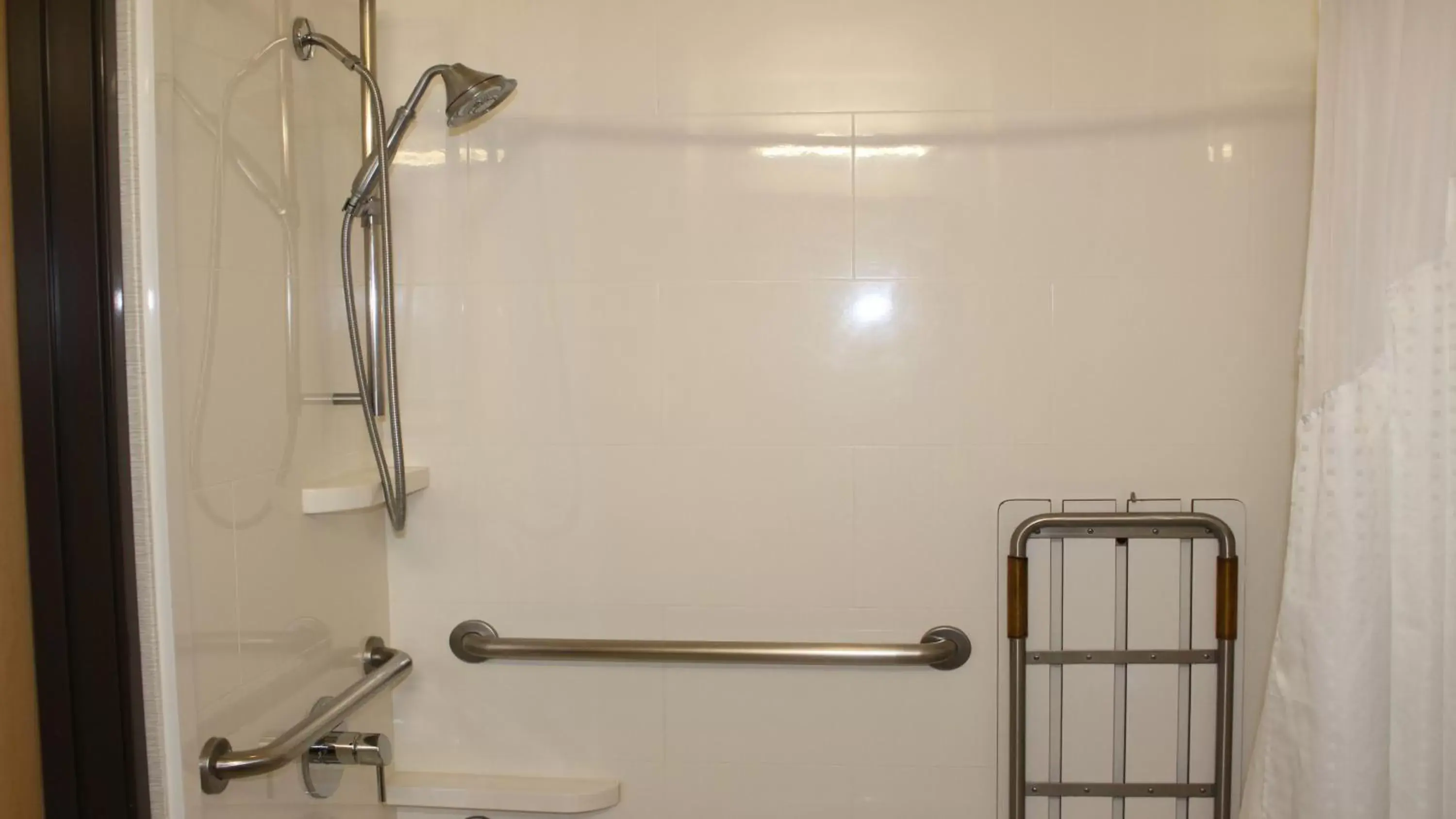 Studio Queen Room with Hearing Accessible Tub - Non-Smoking in Holiday Inn Express Berkeley by IHG Studio Queen Room with Hearing Accessible Tub - Non-Smoking in Holiday Inn Express Berkeley by IHG