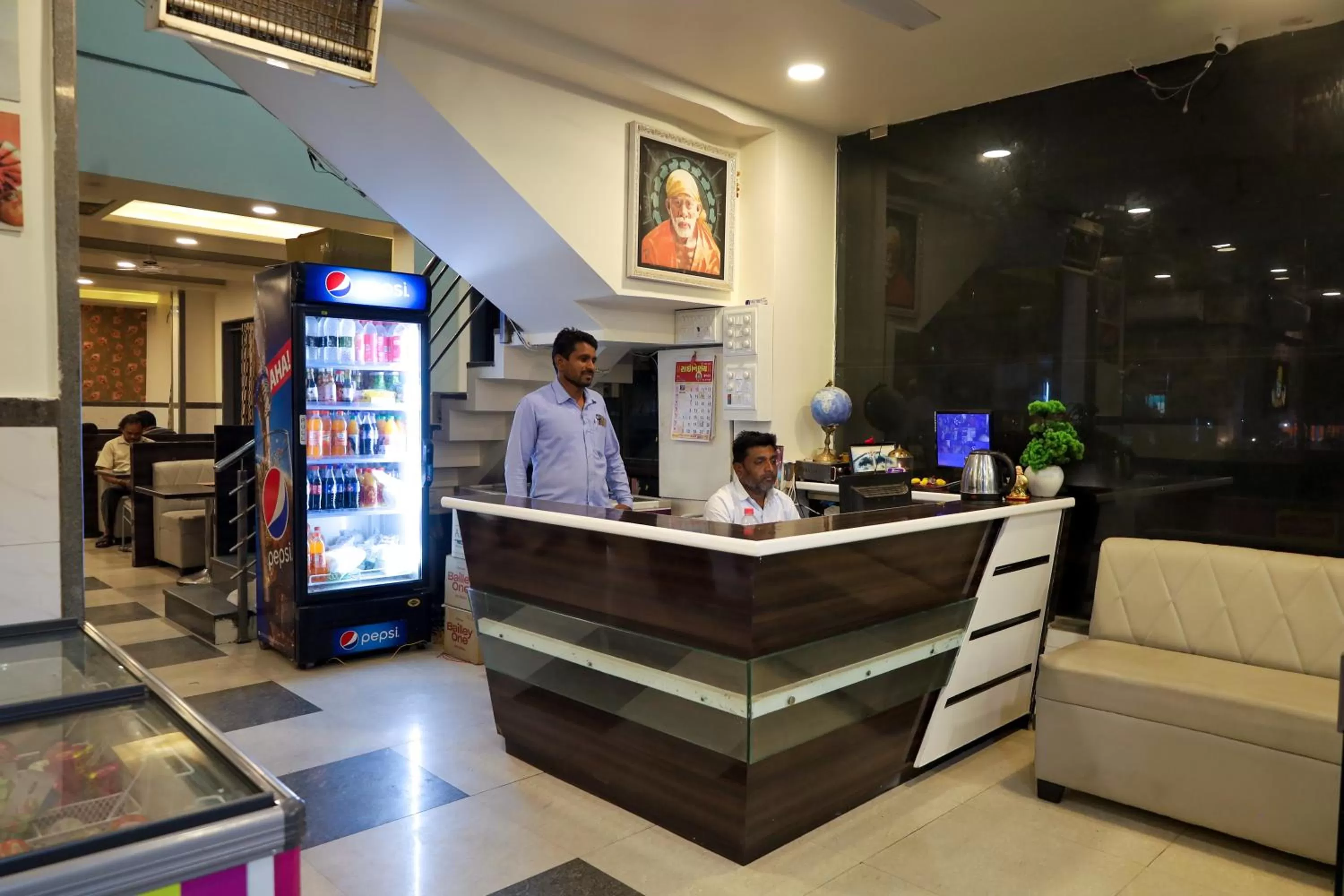 Restaurant/places to eat in Hotel Sai Bansi