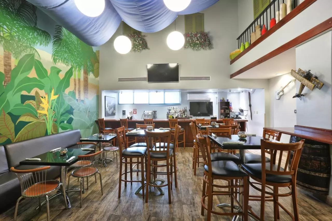 Restaurant/places to eat in San Juan Airport Hotel