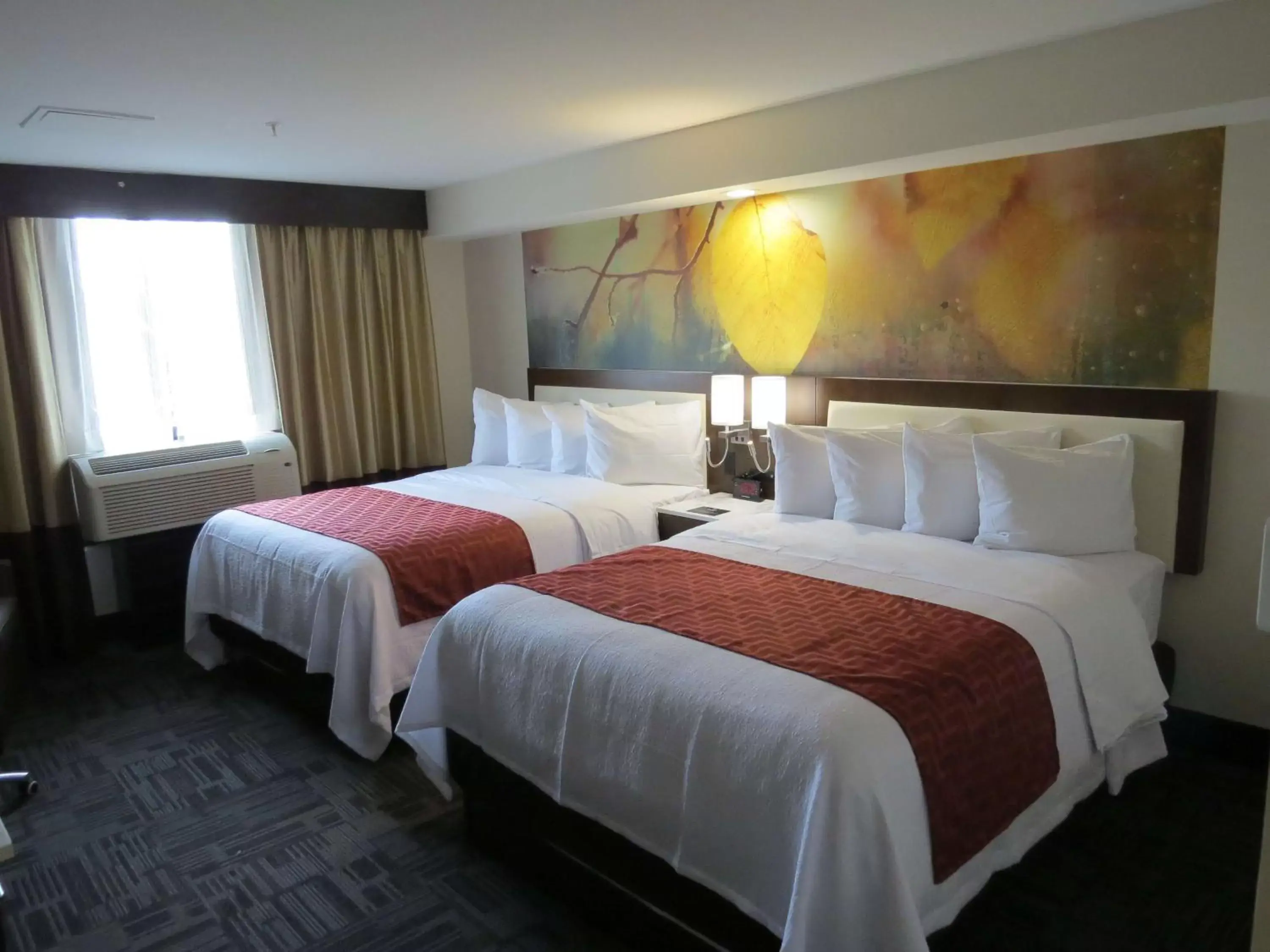 Standard Queen Room with Two Queen Beds in Holiday Inn Brookfield - Milwaukee by IHG Standard Queen Room with Two Queen Beds in Holiday Inn Brookfield - Milwaukee by IHG