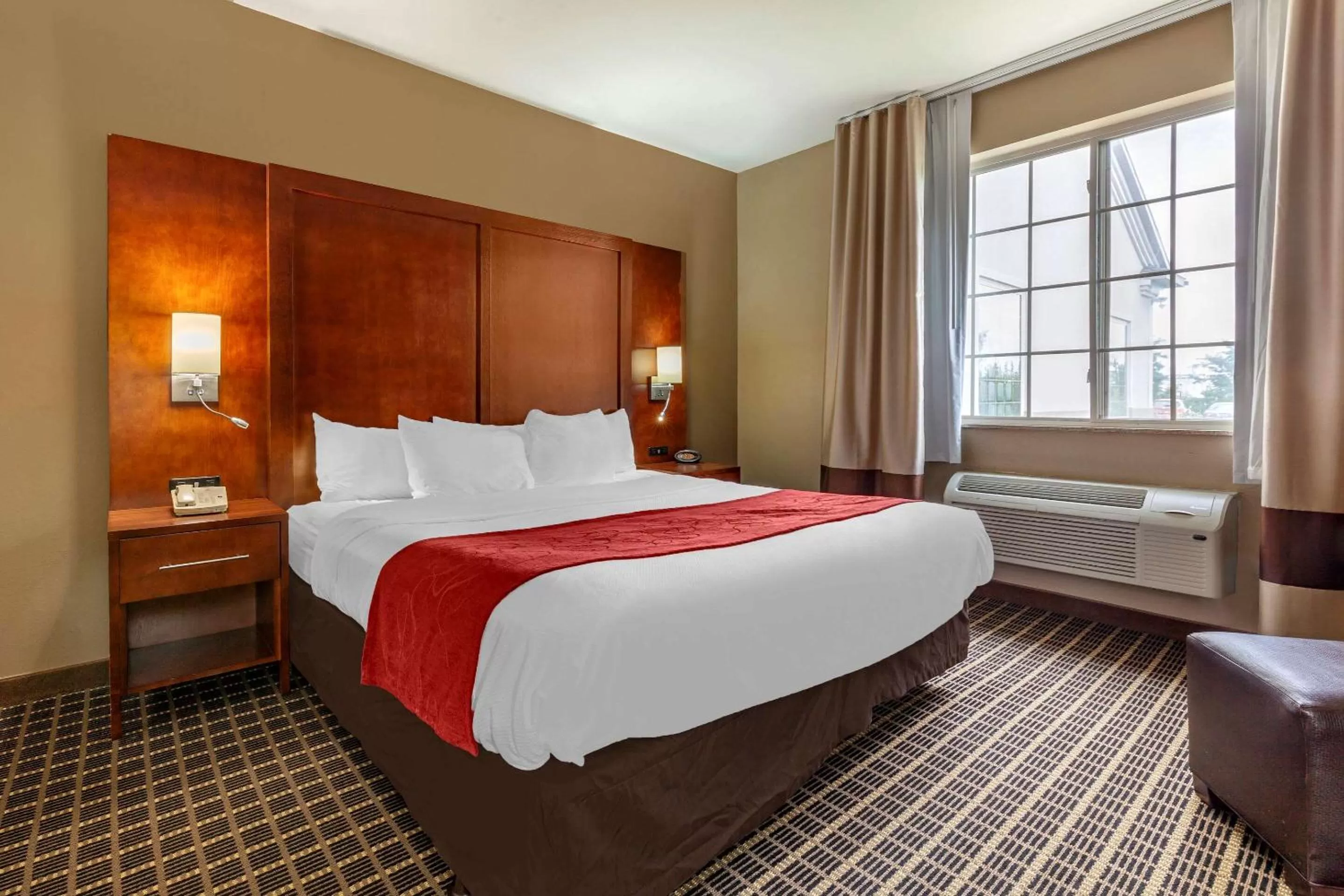 Photo of the whole room, Bed in Comfort Suites Delavan - Lake Geneva Area