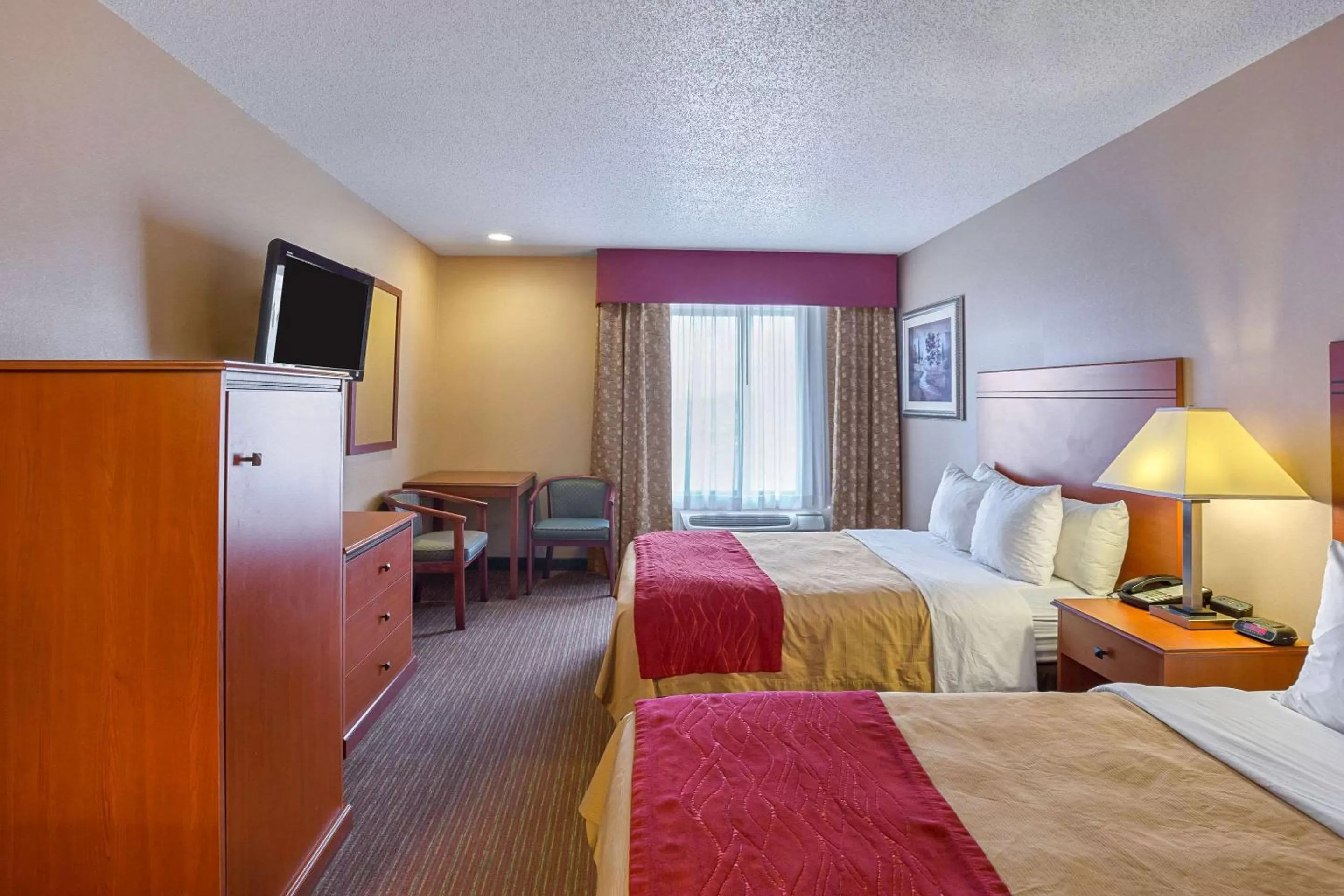 Photo of the whole room, Bed in Quality Inn York