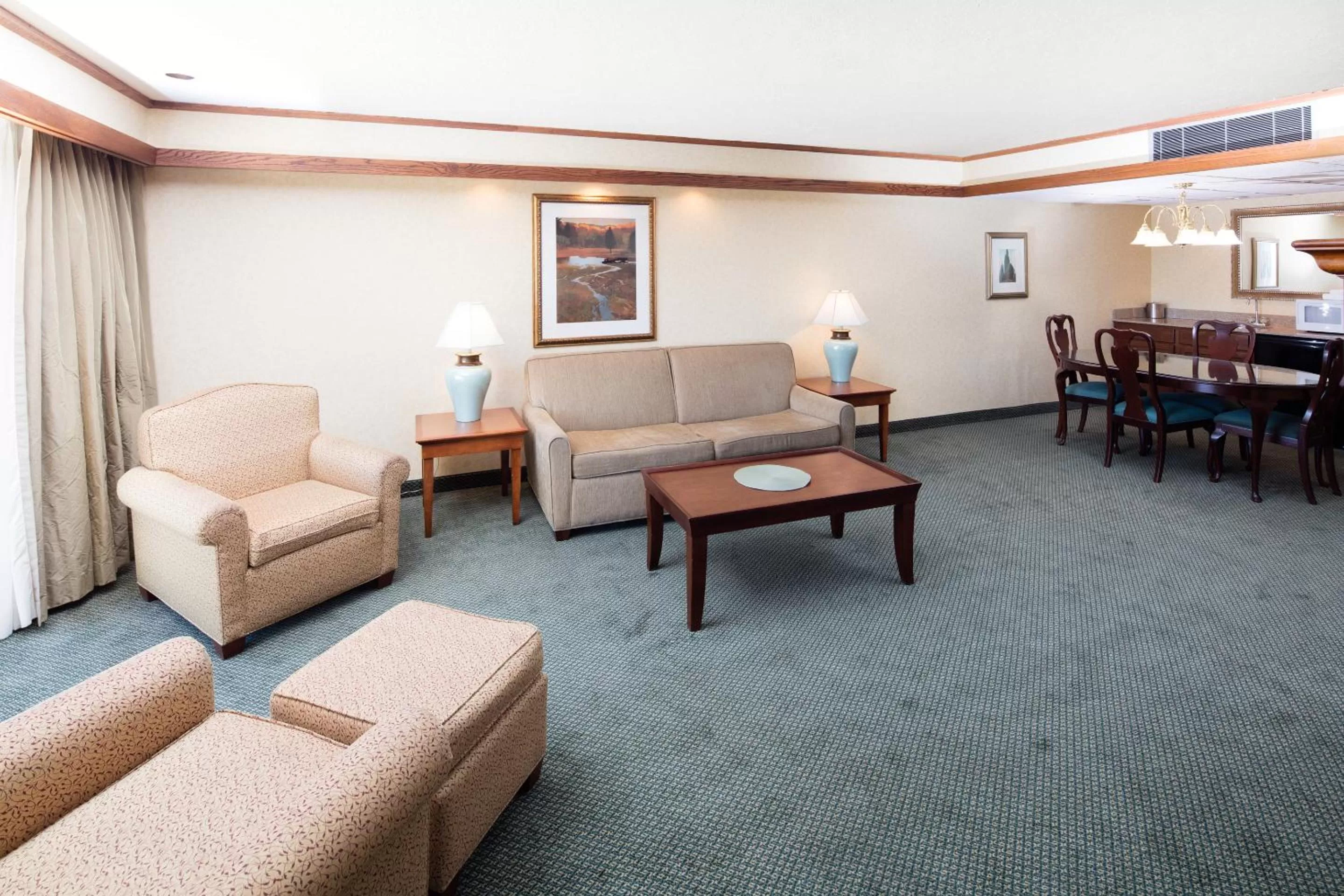 Communal lounge/ TV room in Red Lion Hotel Pendleton