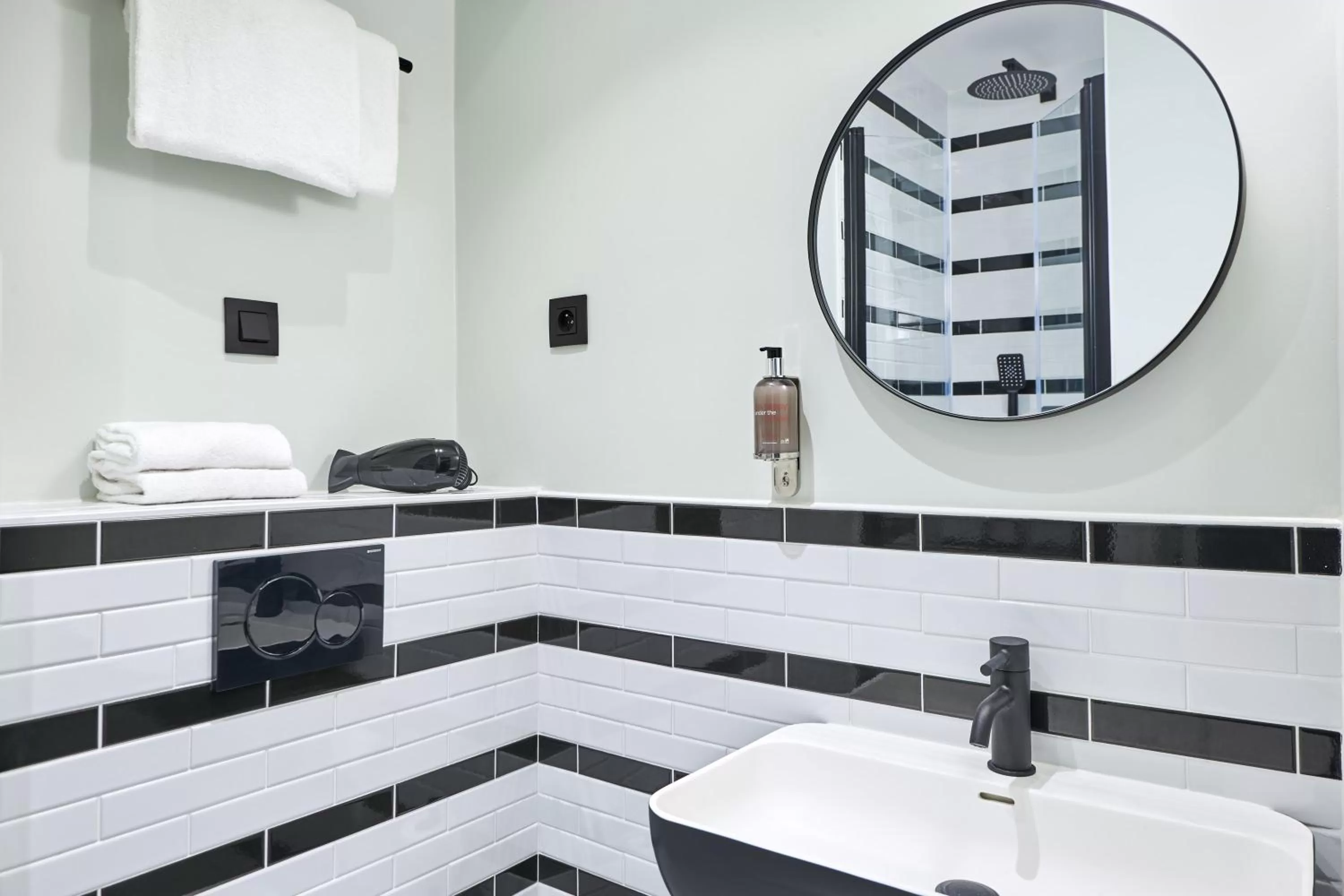 Bathroom in Hotel 10 Opéra by HappyCulture